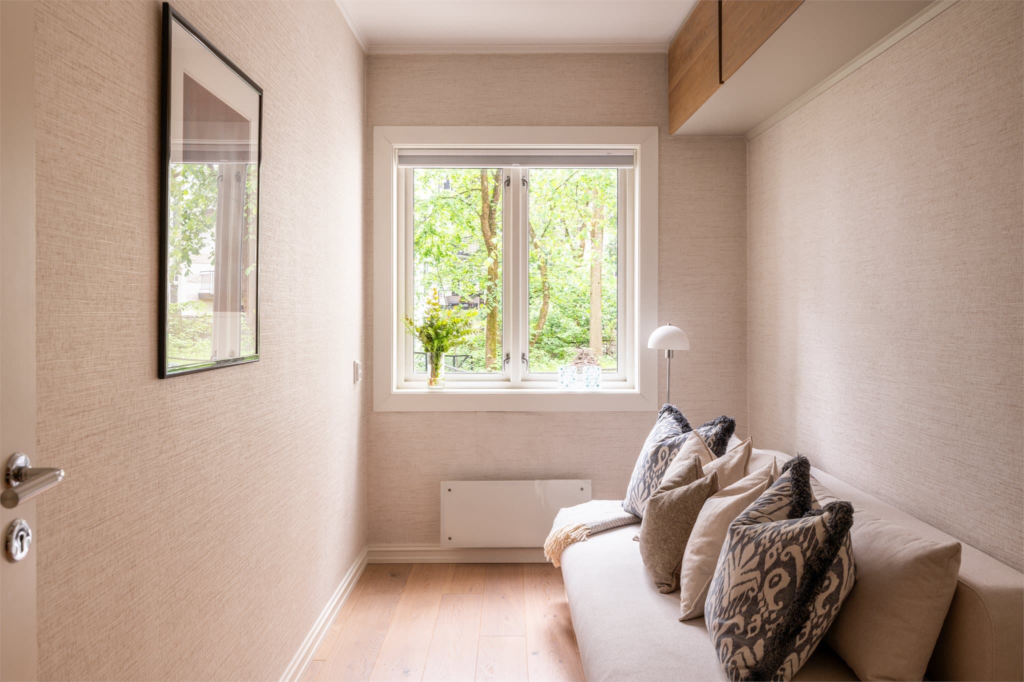 Også dette rommet vender mot den rolige bakgården.