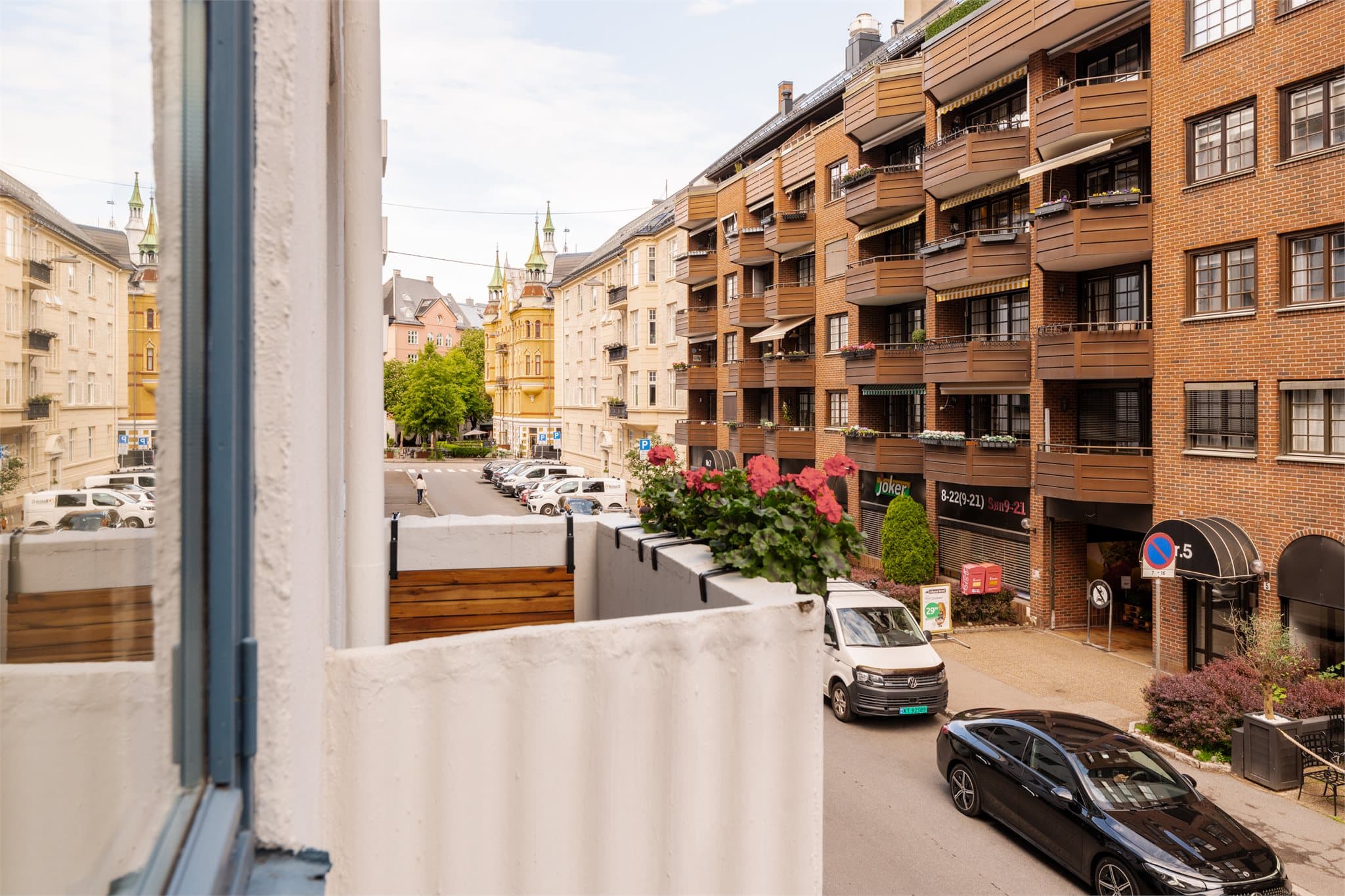 Beliggenheten er tilbaketrukket i enveiskjørte Balchens gate, med umiddelbar nærhet til Frogners servicetilbud og byliv.