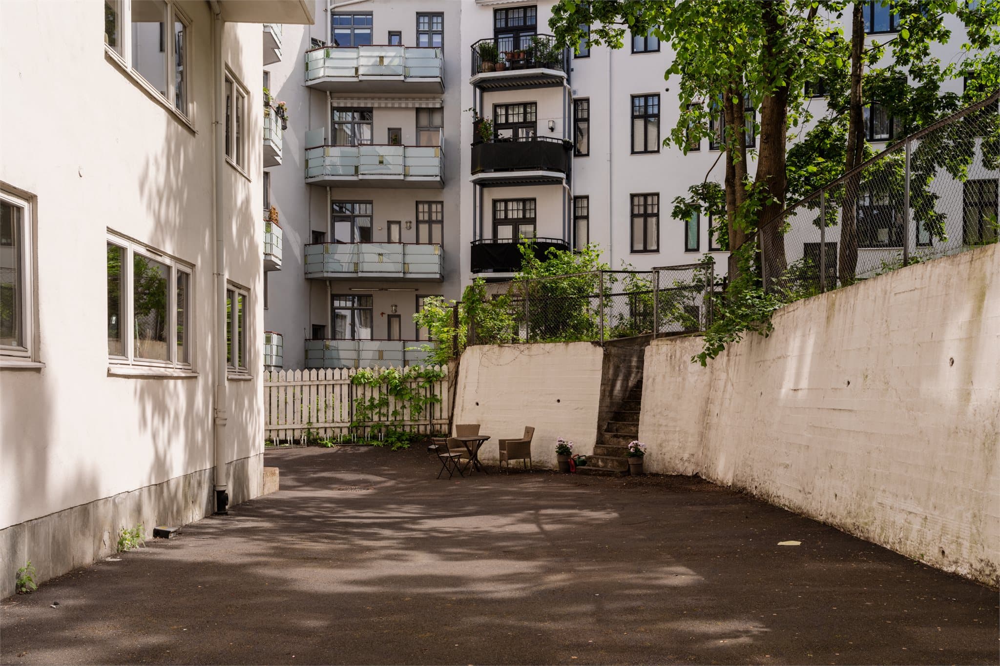 Sameiet har en felles bakgård med asfaltert plass og grøntareal.