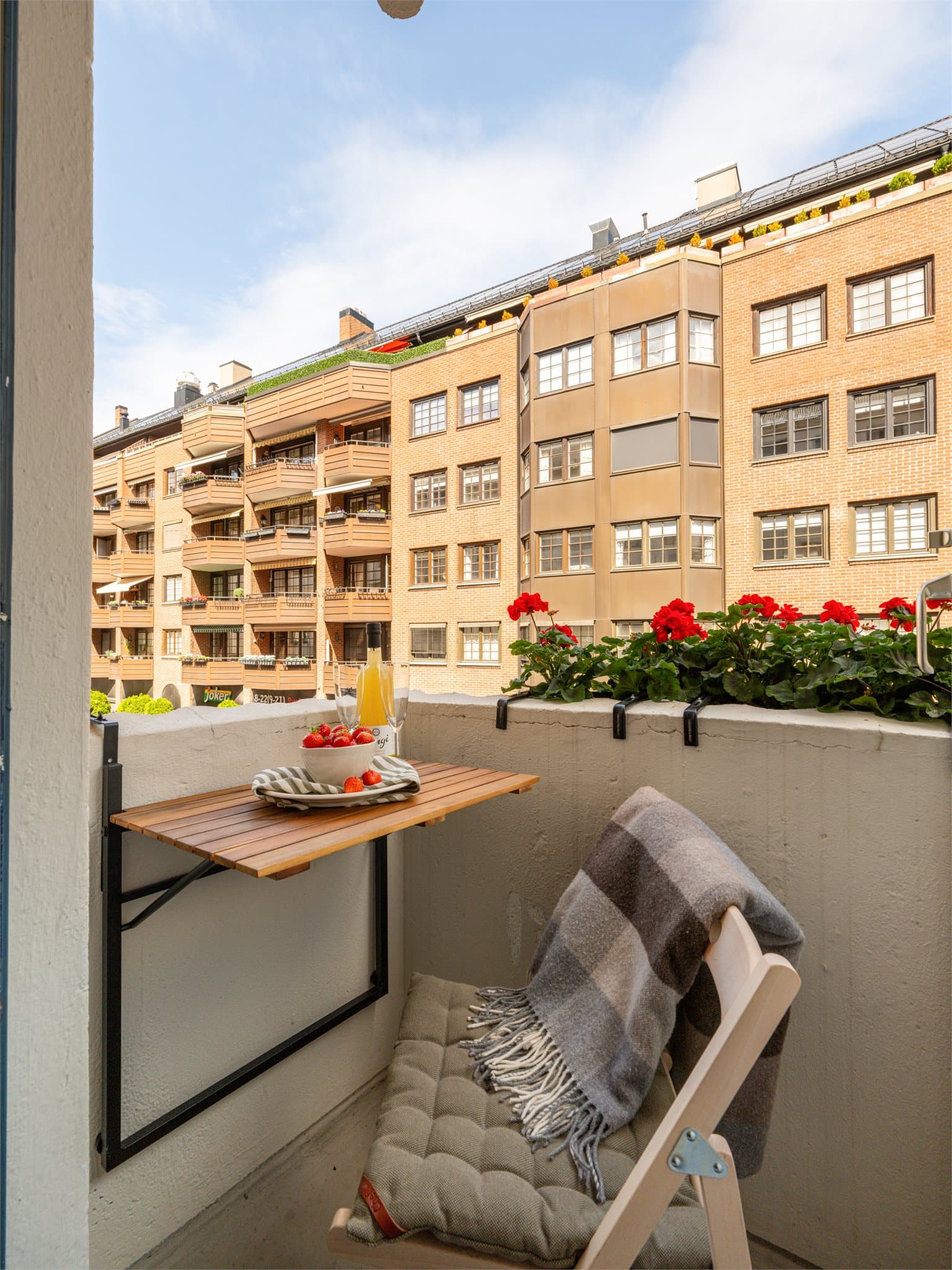 Koselig uteplass med fine solforhold.