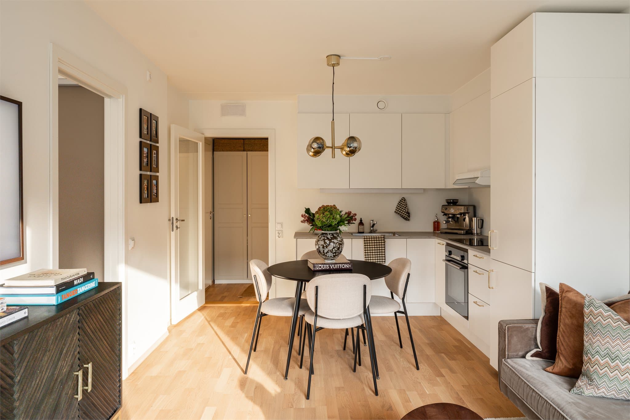 Åpent og sosialt oppholdsrom med plass til sofagruppe og spiseplass.