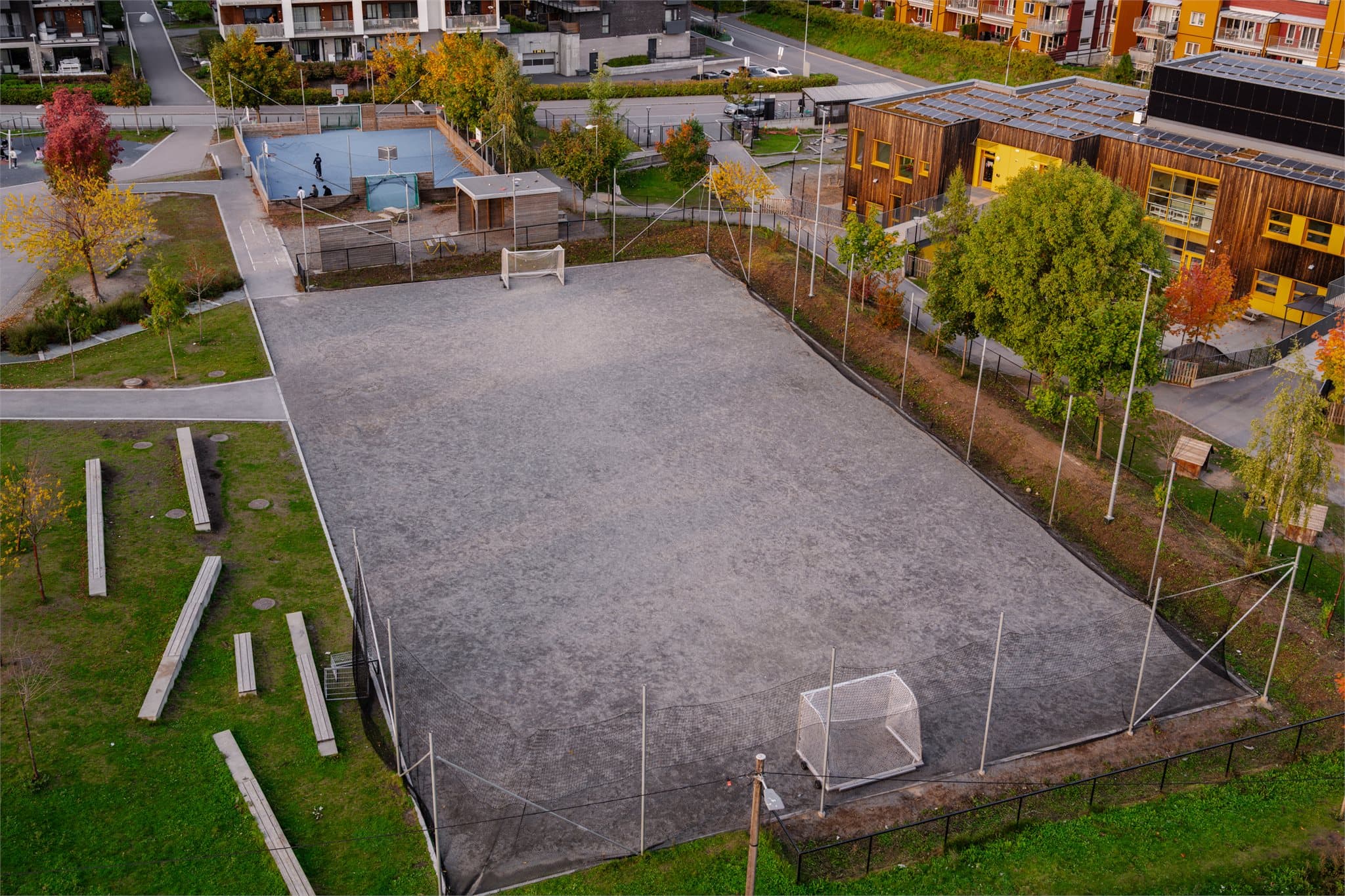 Fotballbane like i nærheten, med gode muligheter for aktivitet og rekreasjon i nærområdet.