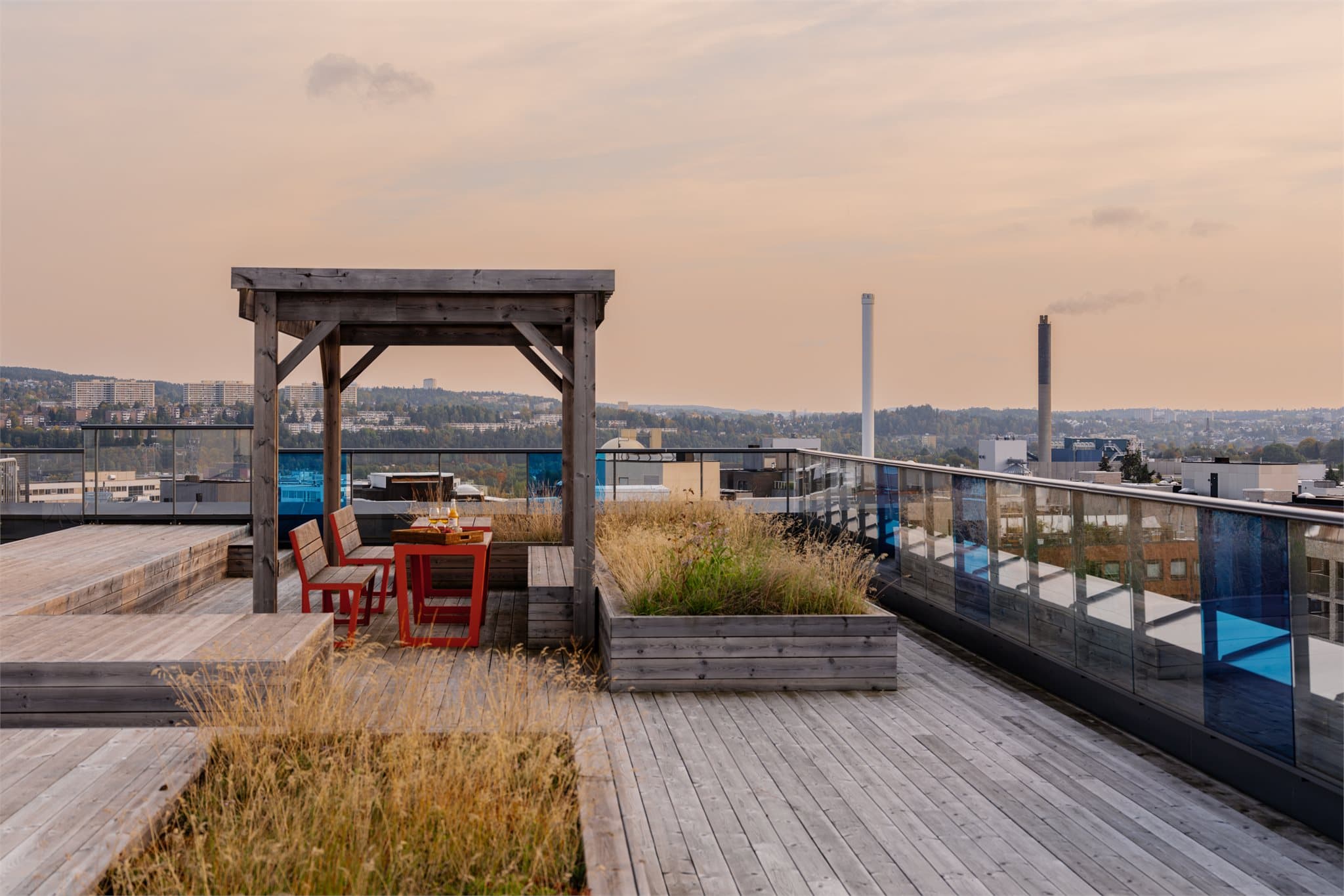 Felles takterrasse med gode solforhold og hyggelige uteområder for avslapning og sosialt samvær.