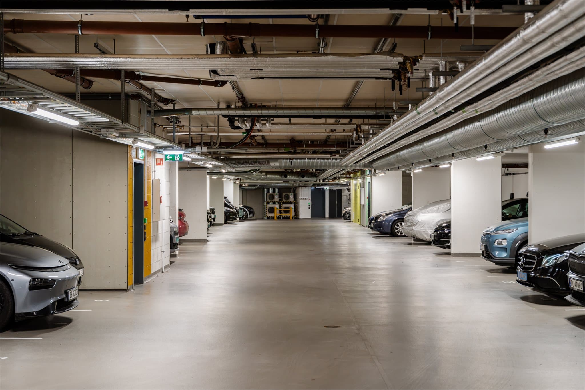 Garasjekjeller i bygget, med mulighet for kjøp eller salg av garasjeplass dersom det blir ledig. Garasjeplass følger ikke boligen.
