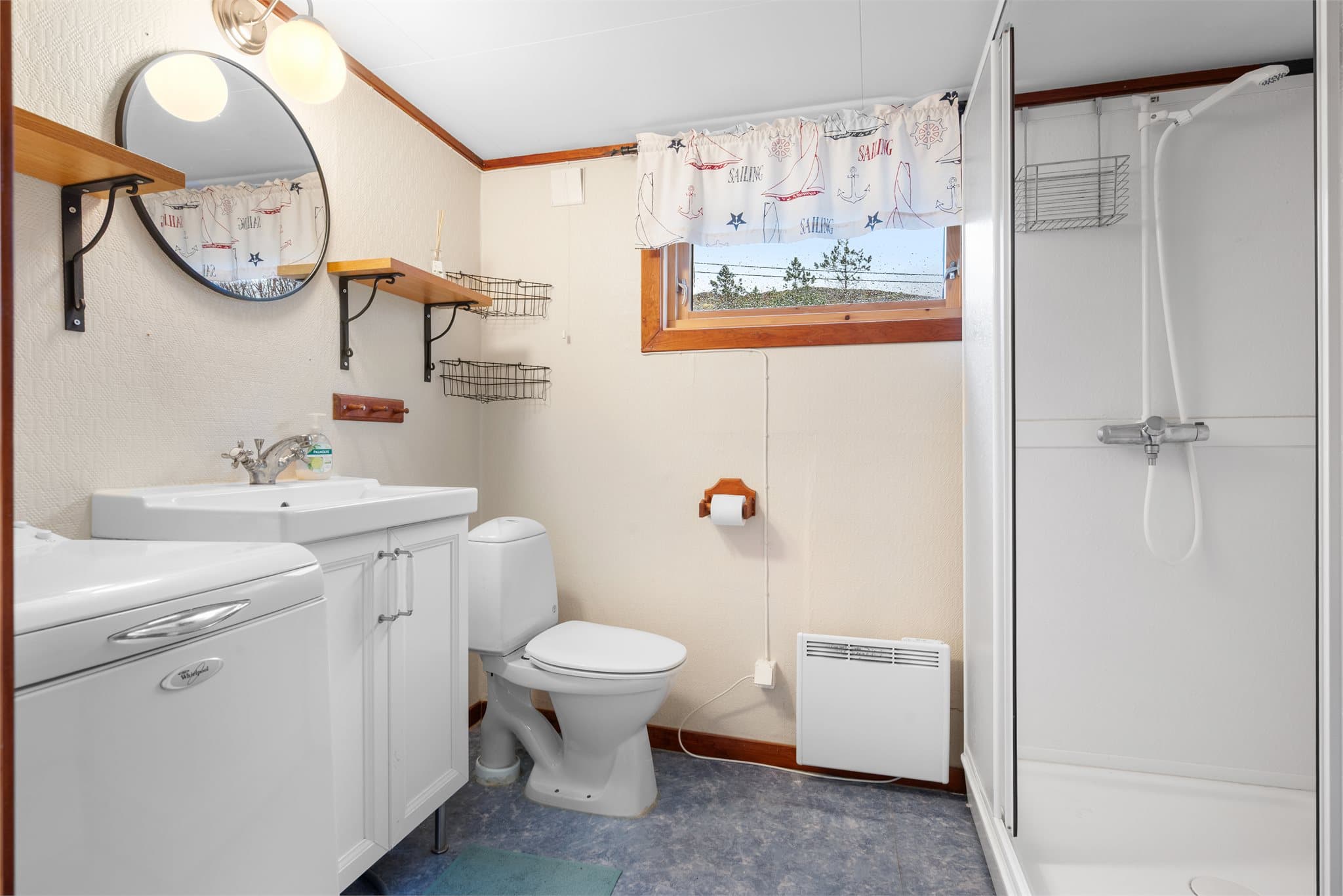 Badet er innredet med servantinnredning, toalett og dusjkabinett, samt opplegg for vaskemaskin.