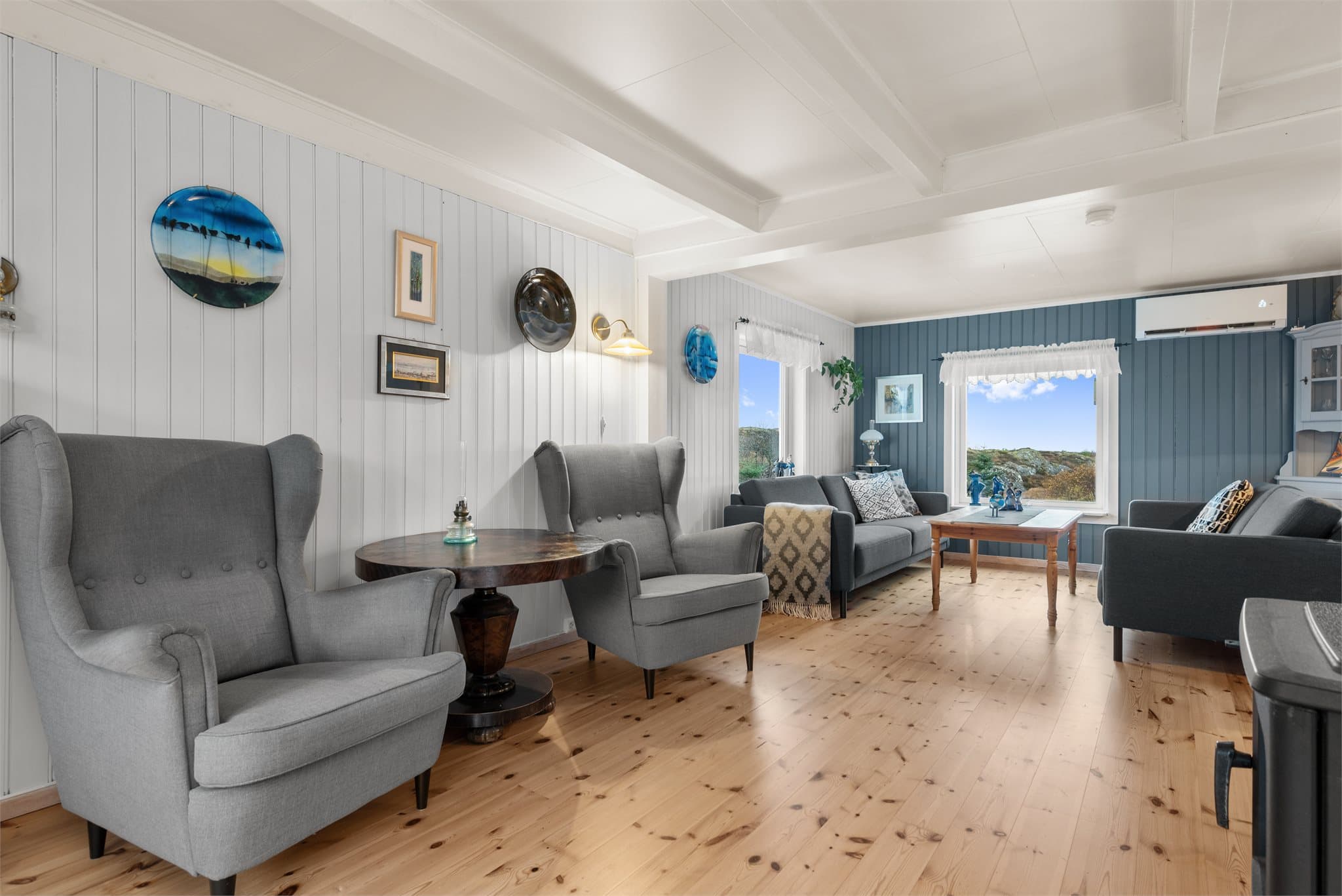 Store vindusflater sørger for godt med naturlig lysinnslipp.