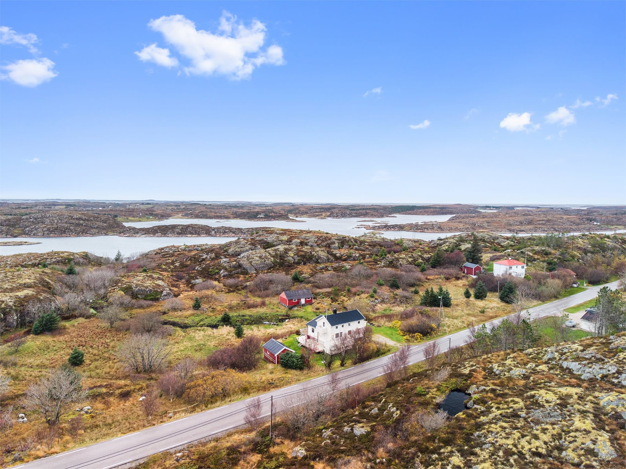Beliggenhet langs Utfrøyveien i naturskjønne omgivelser i Frøya kommune.