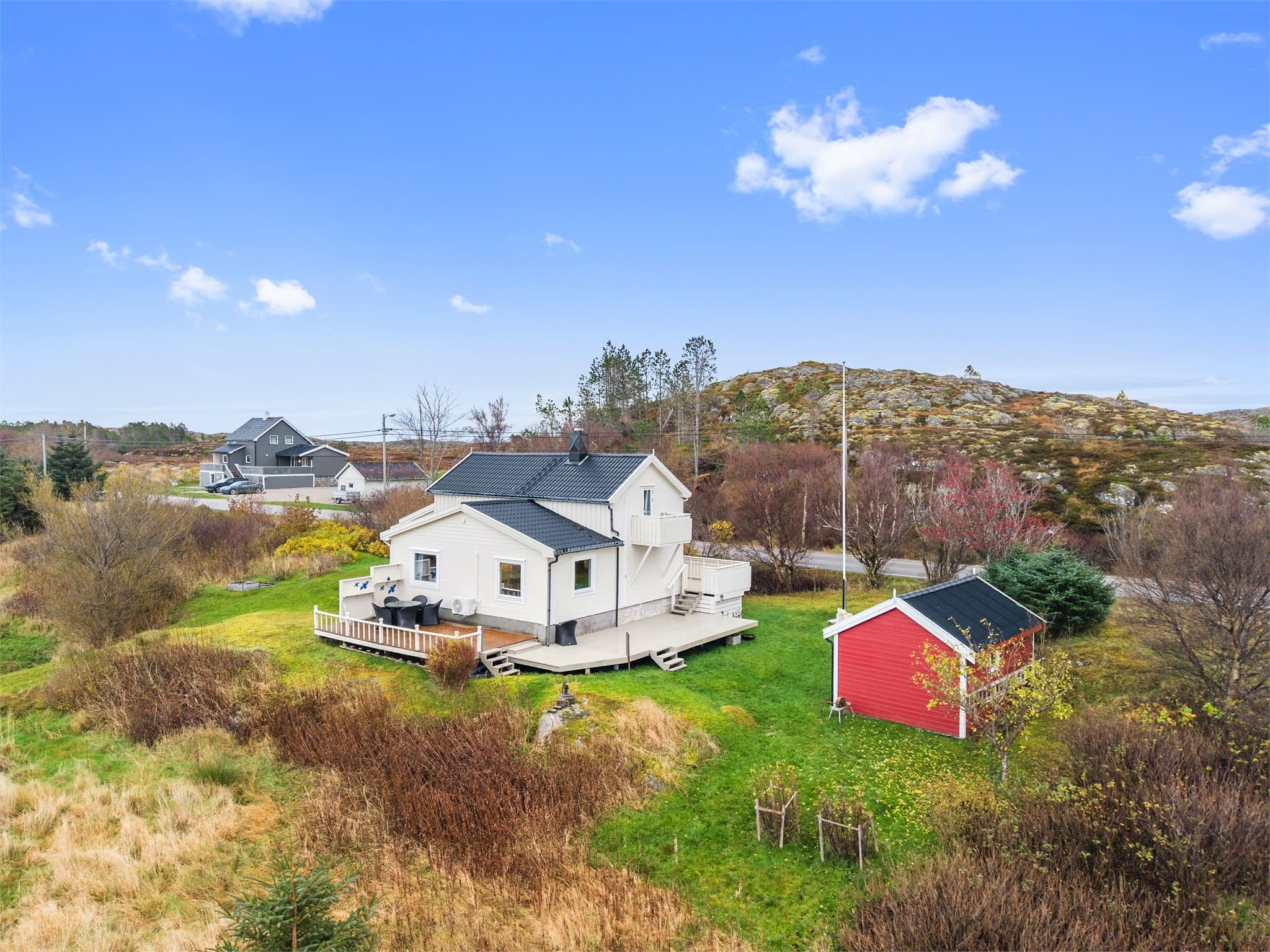 Emera eiendomsmegling ved Eskil Wahl ønsker velkommen til Utfrøyveien 579! Foto Haukadal / Interiørfoto.