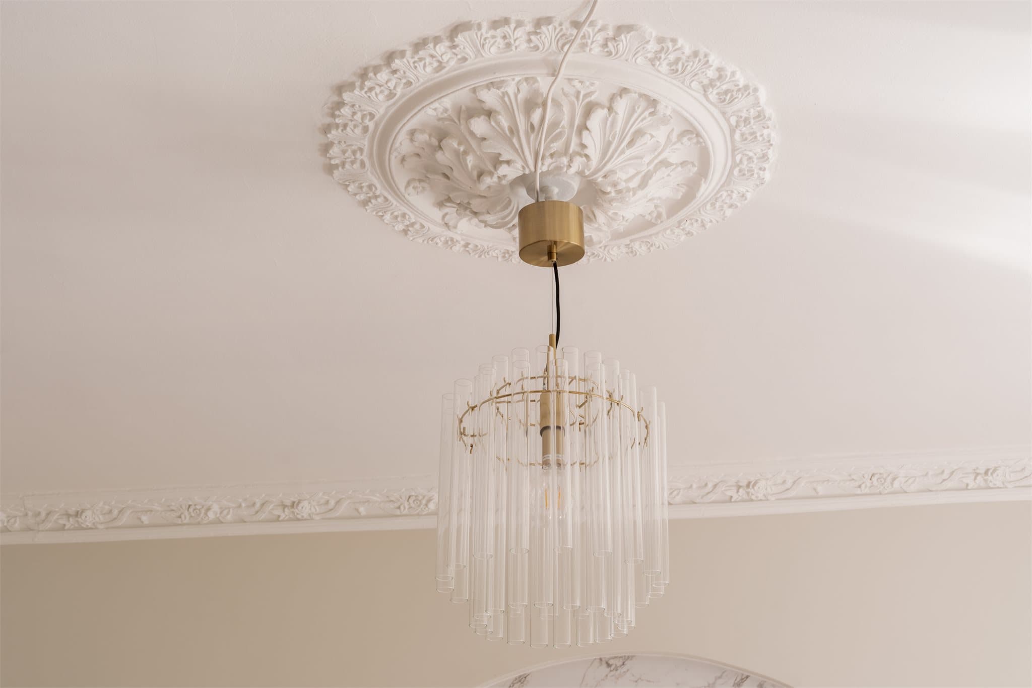 Original takrosett med detaljrike ornamenter pryder himlingen.