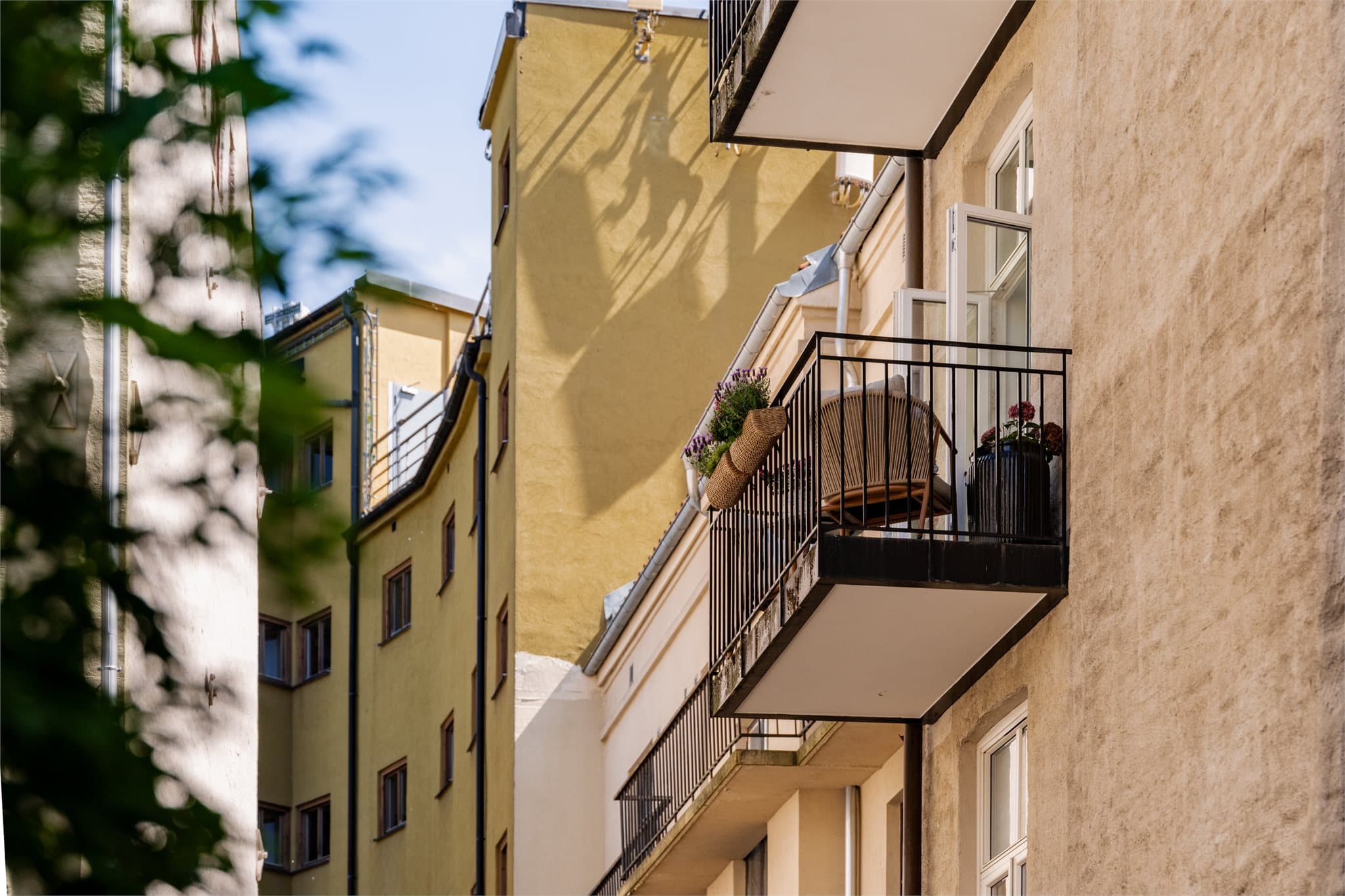 Bygårdens fasade mot bakgården med overbygde balkonger.