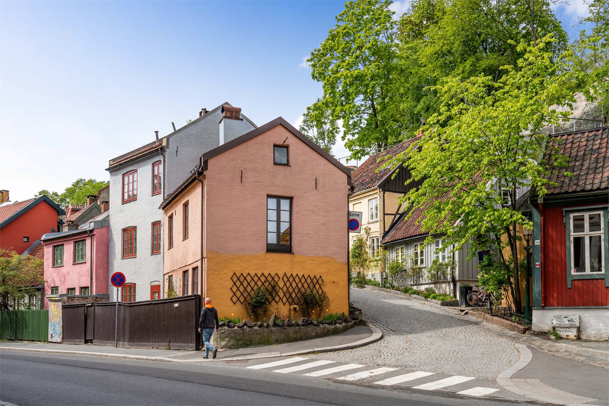 Sjarmerende brosteinsgater og historisk trehusbebyggelse i nærområdet.
