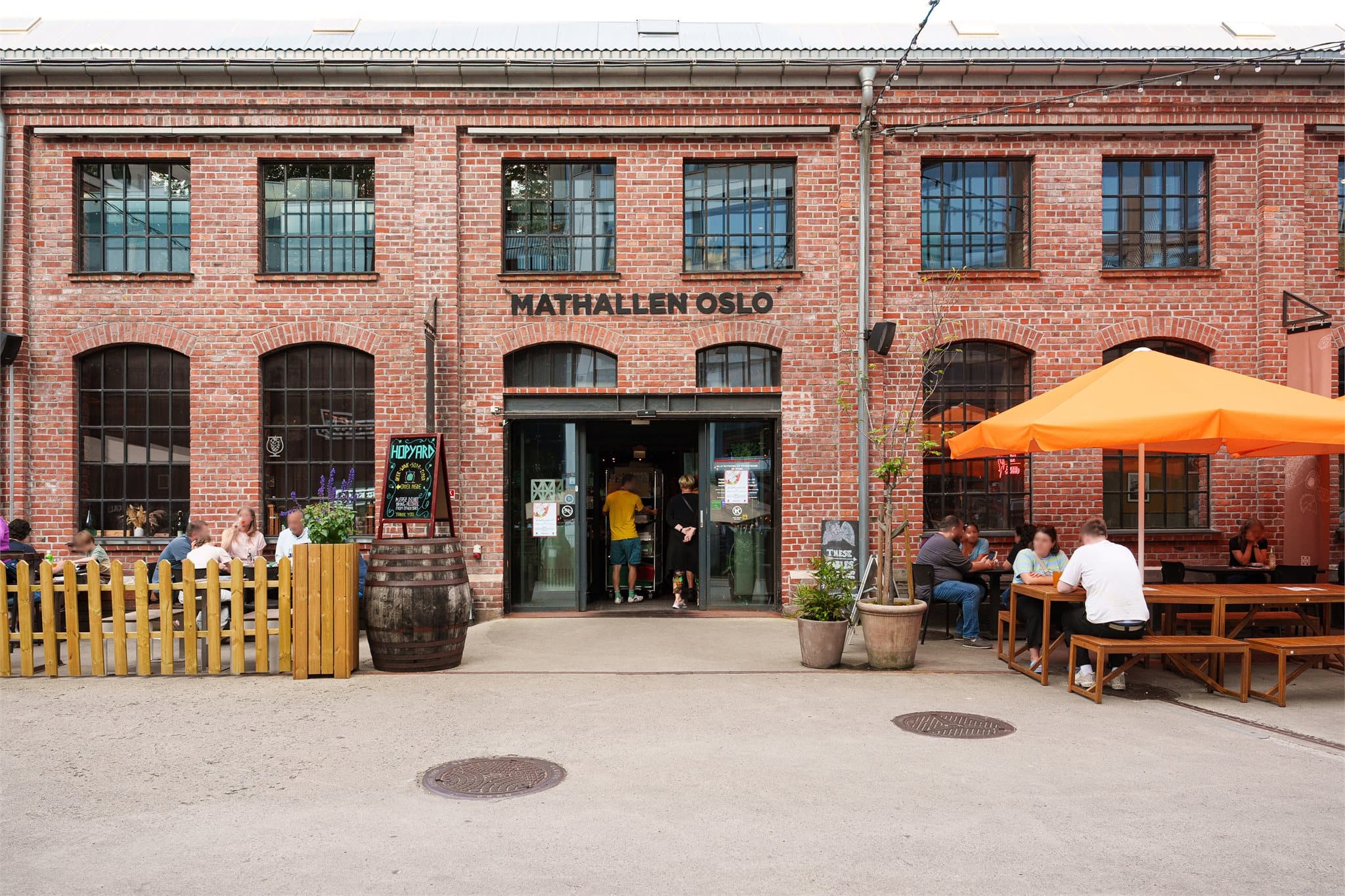 Mathallen på Vulkan ligger en kort spasertur unna med et rikt utvalg av matboder og servering.
