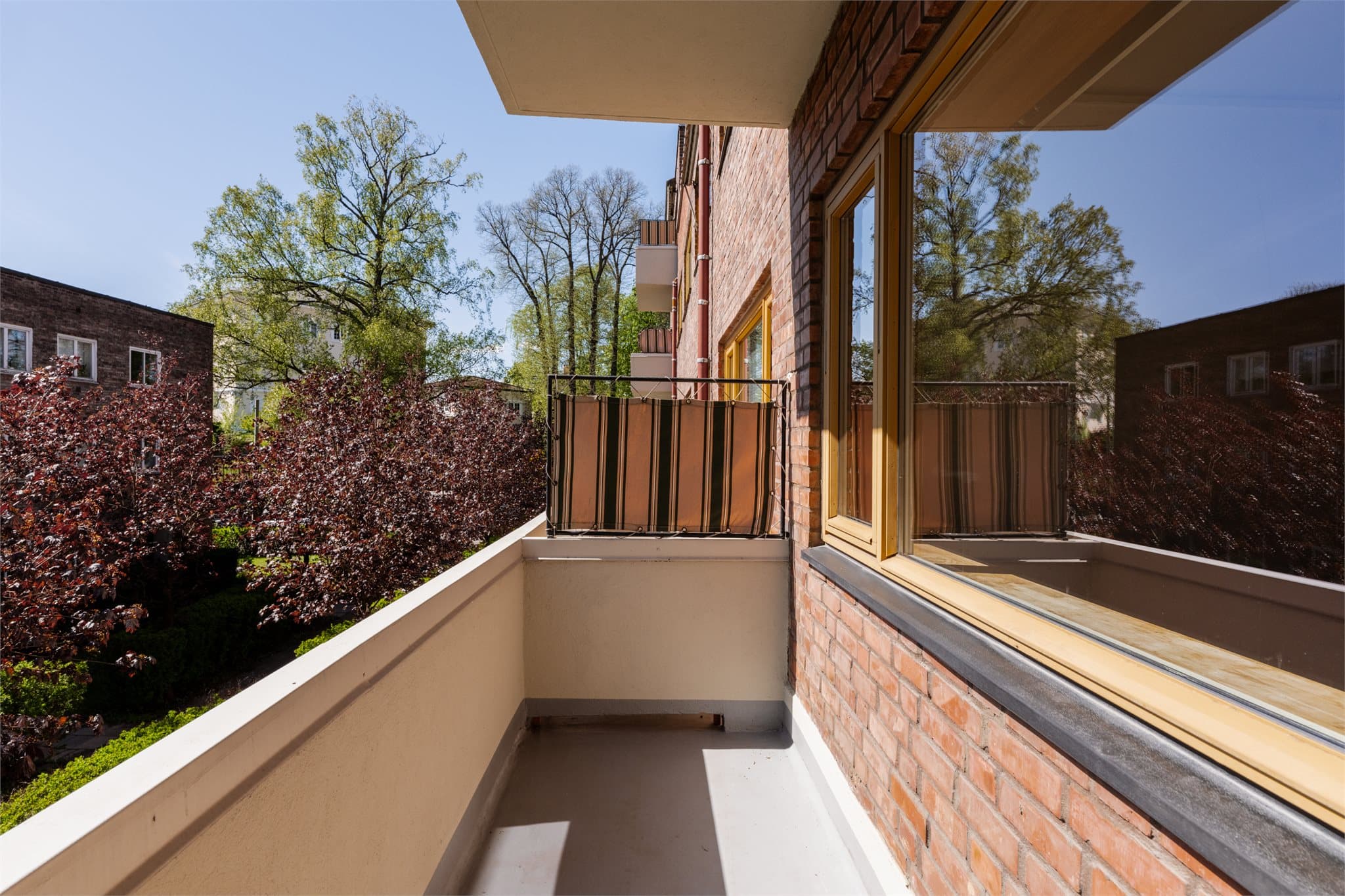 Balkongen er 4 m² og har plass til en hyggelig sittegruppe.