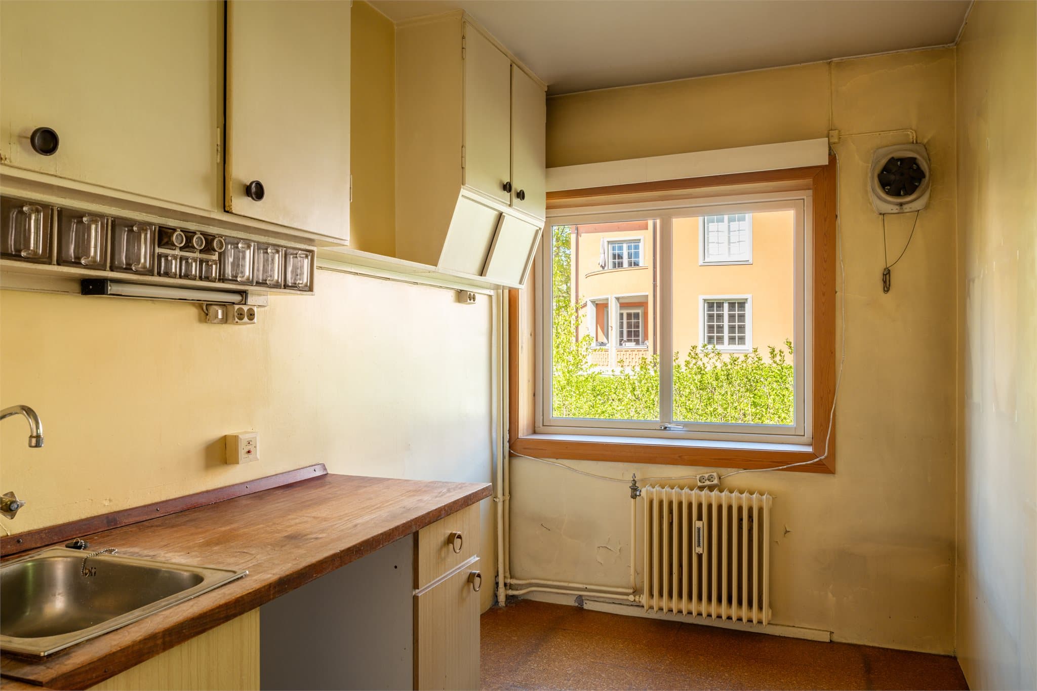 Boligen varmes opp via radiatorer tilknyttet fjernvarme.
