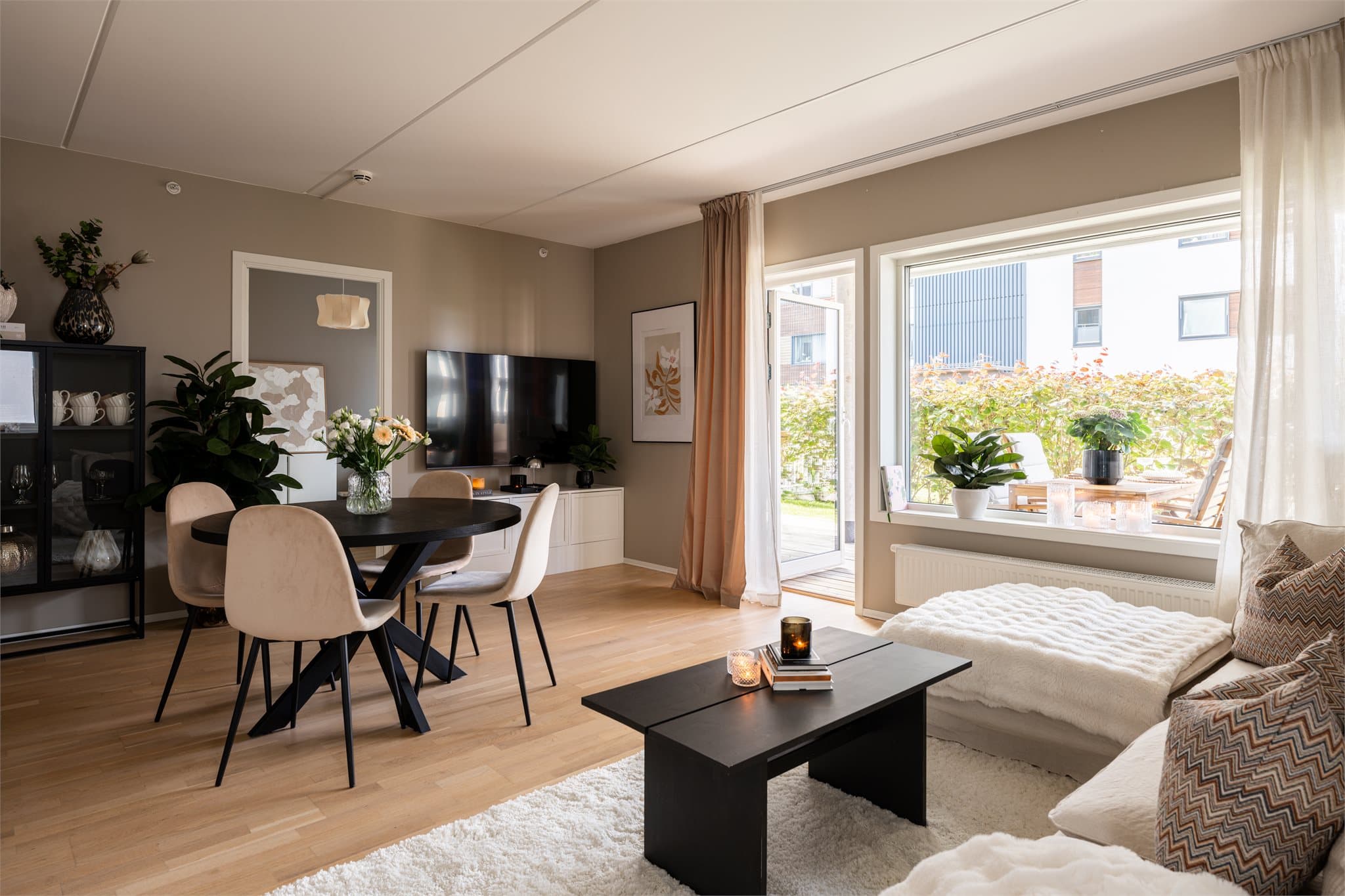 Her er det gode møbleringsmuligheter for både sofagruppe og spiseplass.