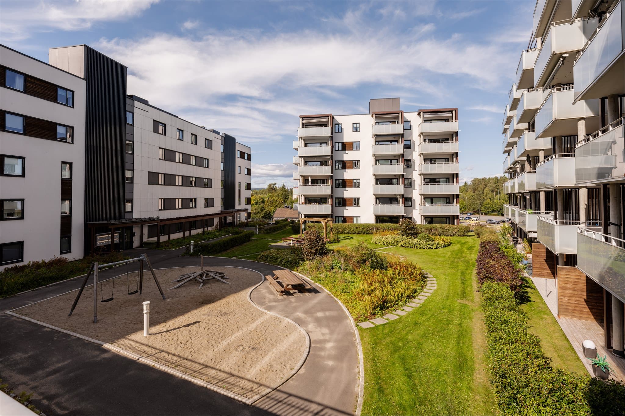 Sameiets fellesområder er pent opparbeidet med lekeplass og grøntområder.