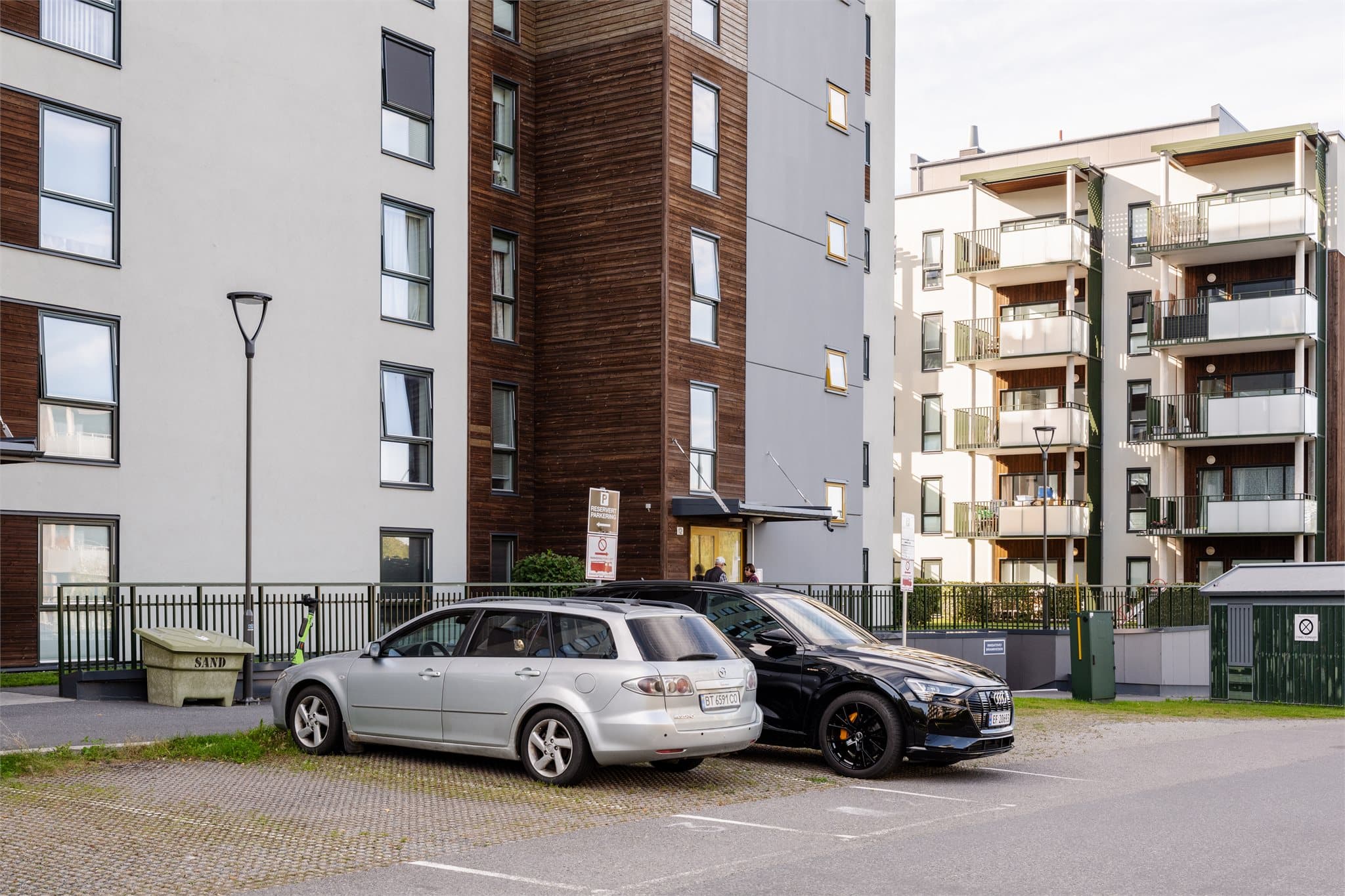 Leiligheten har bruksrett til biloppstillingsplass på sameiets utendørsareal.