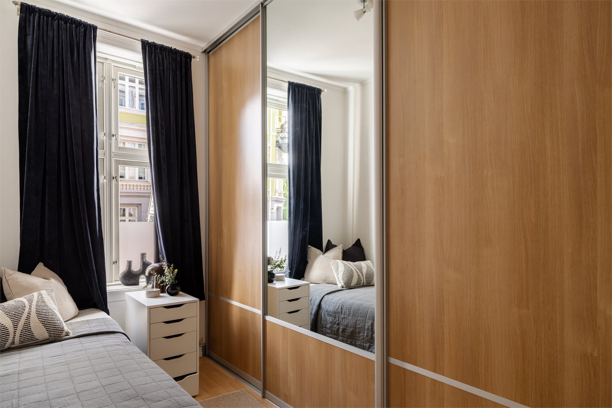 Soverommet er utstyrt med en stor og praktisk skyvedørsgarderobe med speil, perfekt for ryddig oppbevaring.