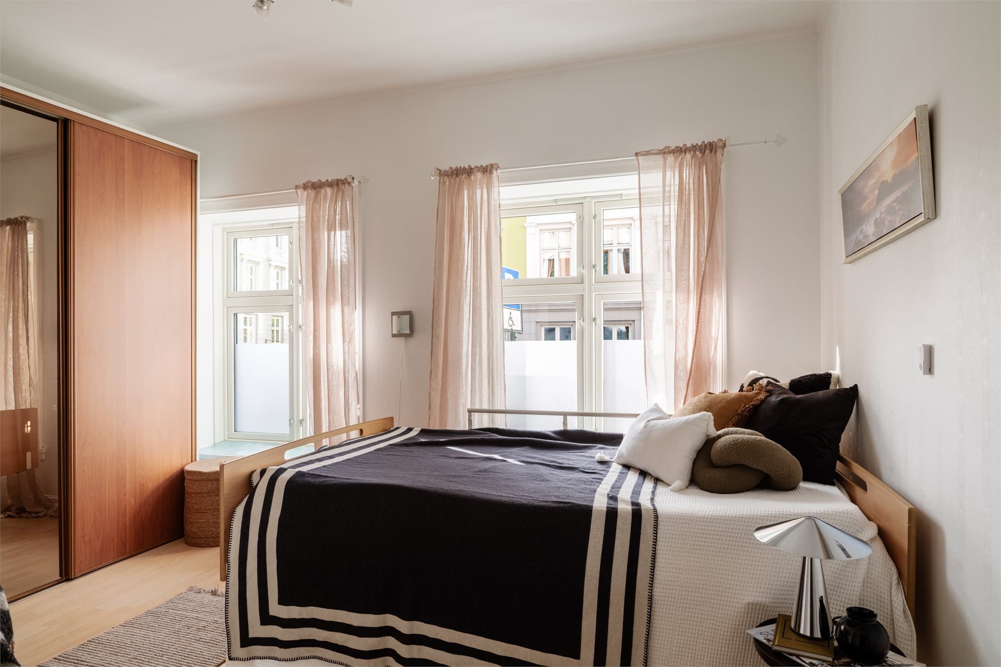 Hovedsoverommet har gode lysforhold, samt plass til en stor og romslig seng.