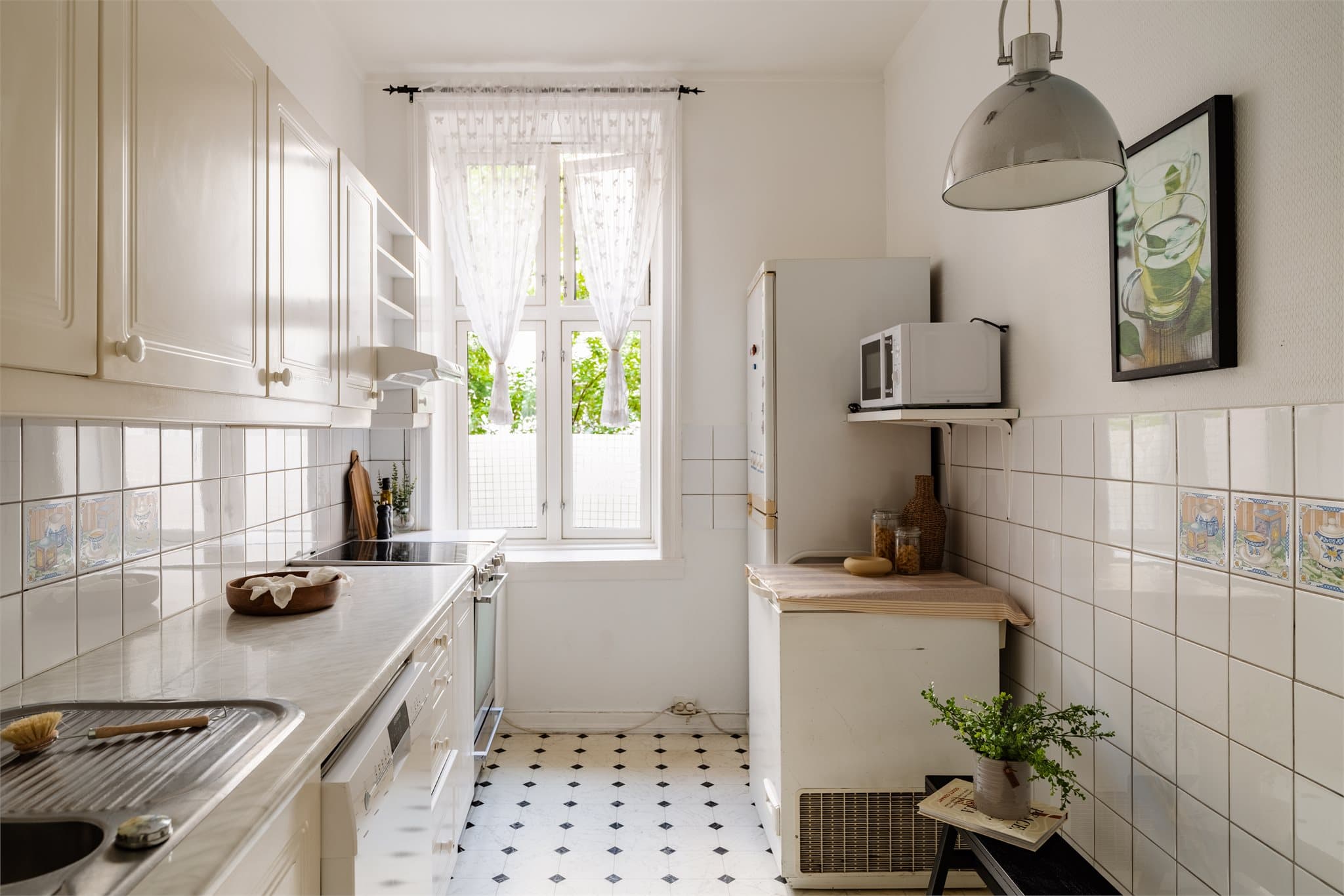 Lyst og hyggelig kjøkken med fint dagslys fra vinduet.