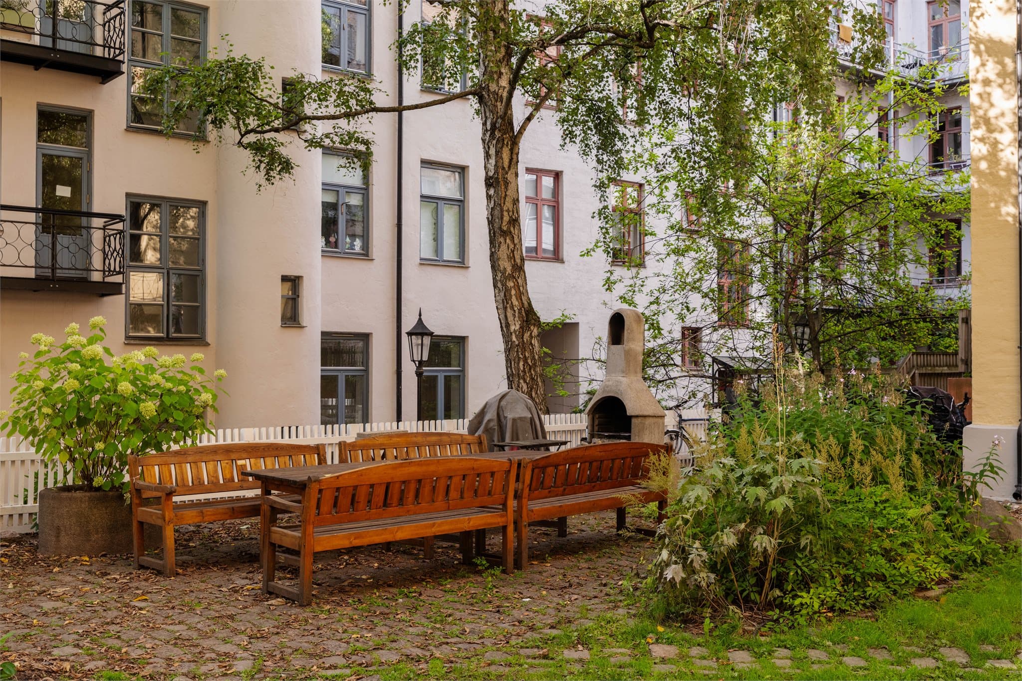 Sameiet har en flott bakgård som beboerne kan benytte seg av.