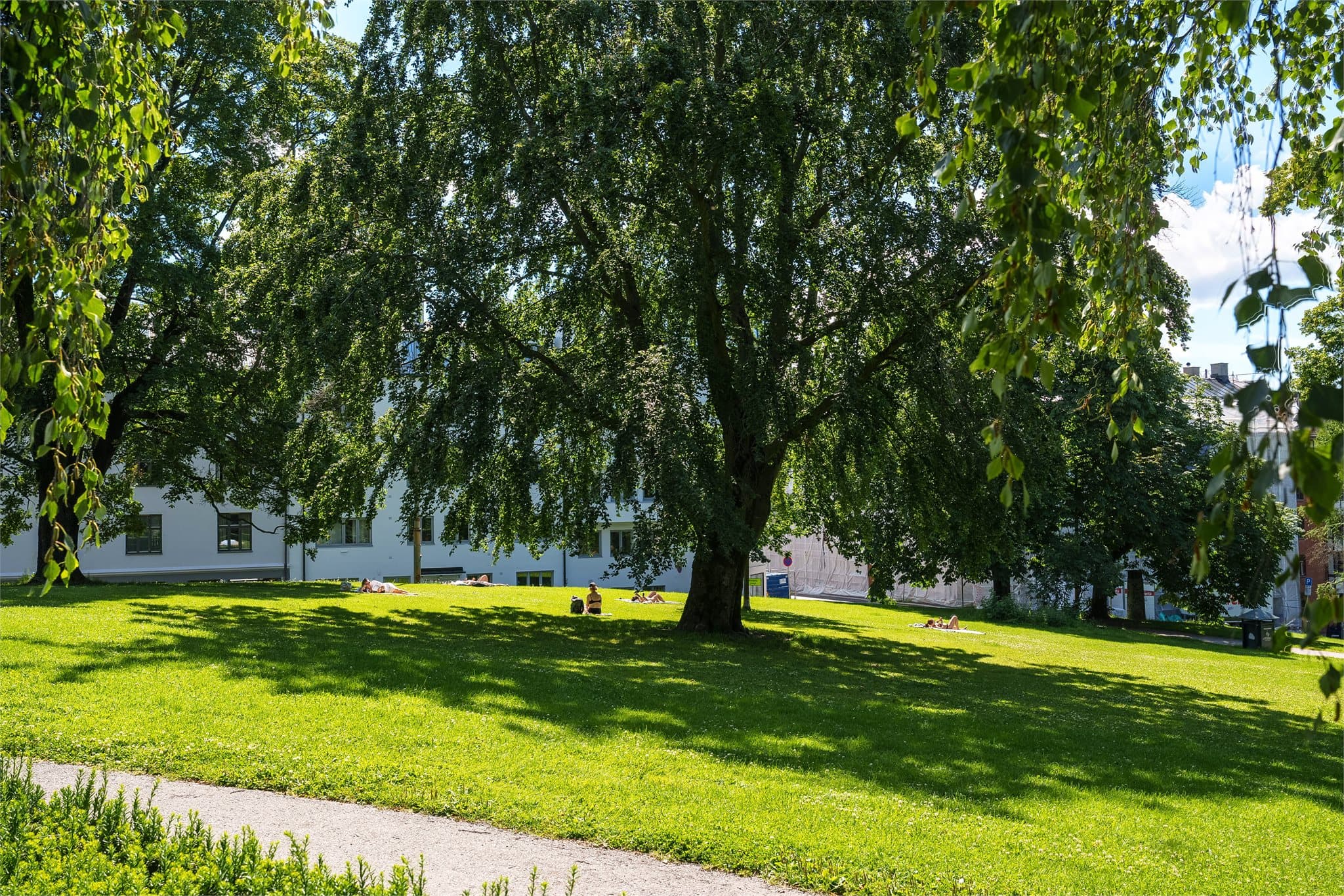 Kort vei til populære Kampen park med flotte grøntarealer og god plass til å nyte sommeren