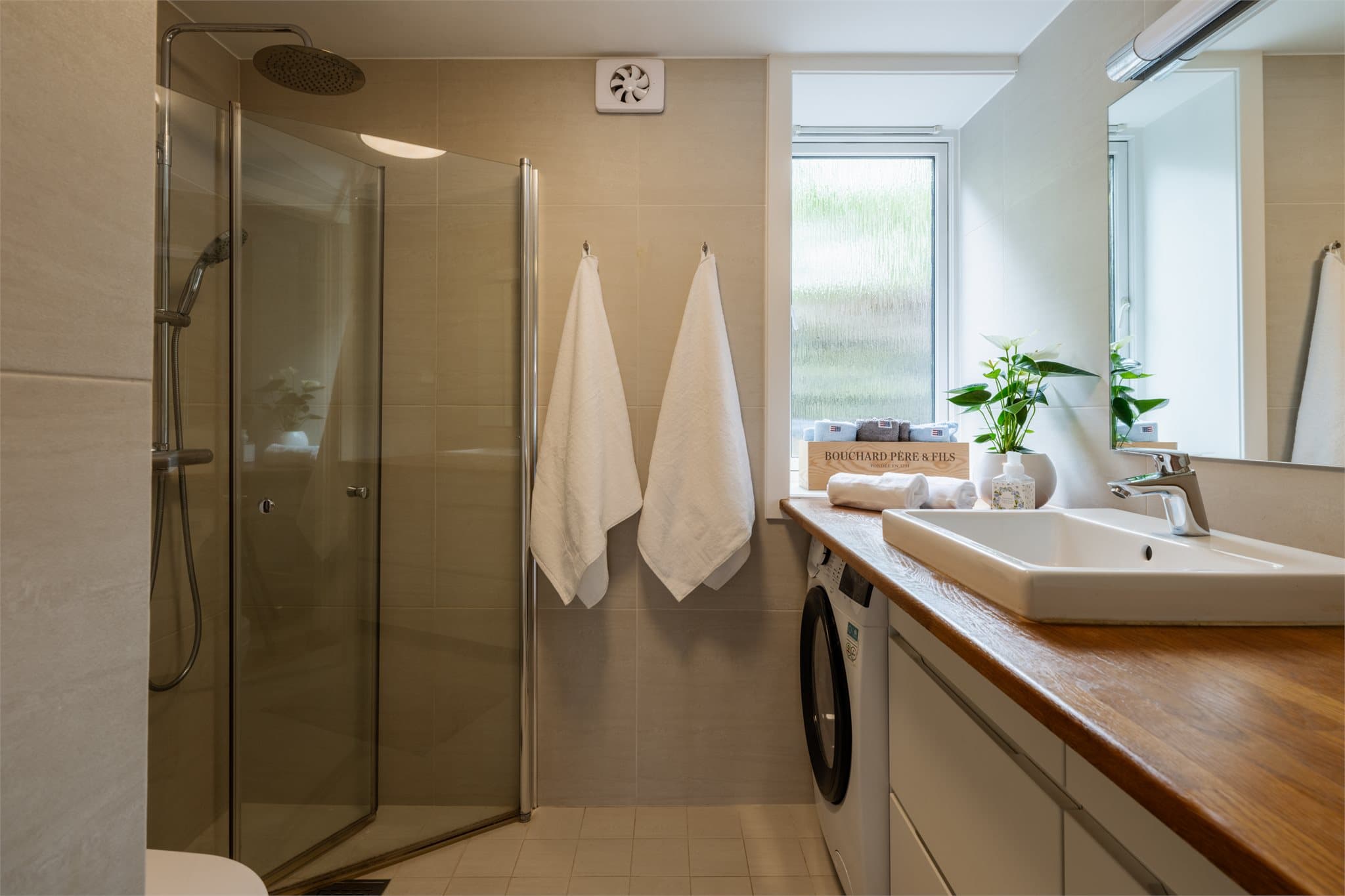 Badet ble pusset opp i 2017 og har flislagt gulv med elektrisk gulvvarme.