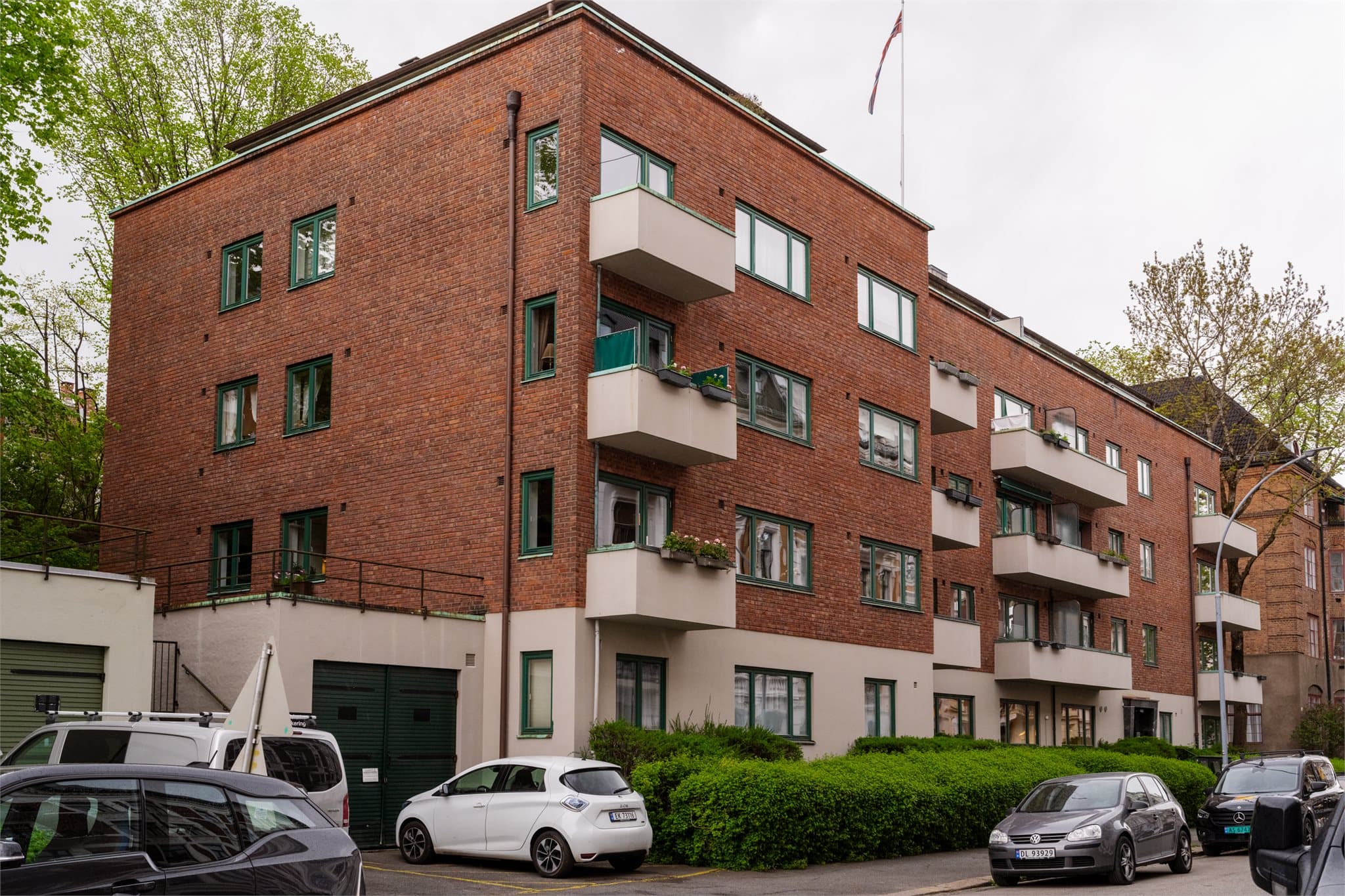 Klassisk bygård fra 1936 med karakteristisk fasade i teglstein.