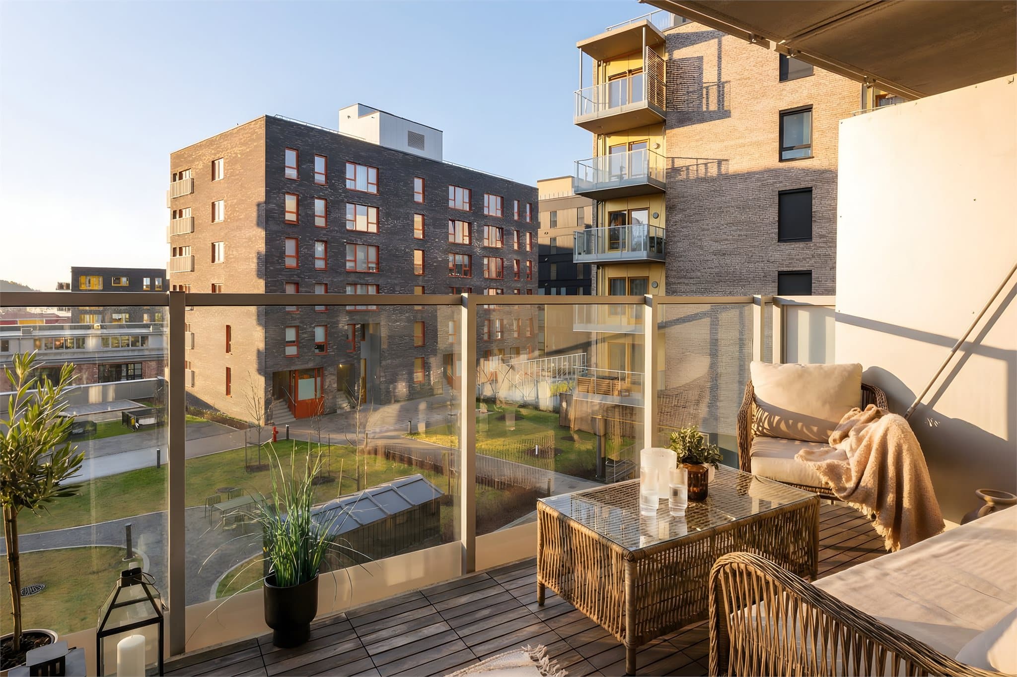 Utgang til en sydvestvendt balkong på ca. 8,6 kvm vendt mot rolige fellesområder.