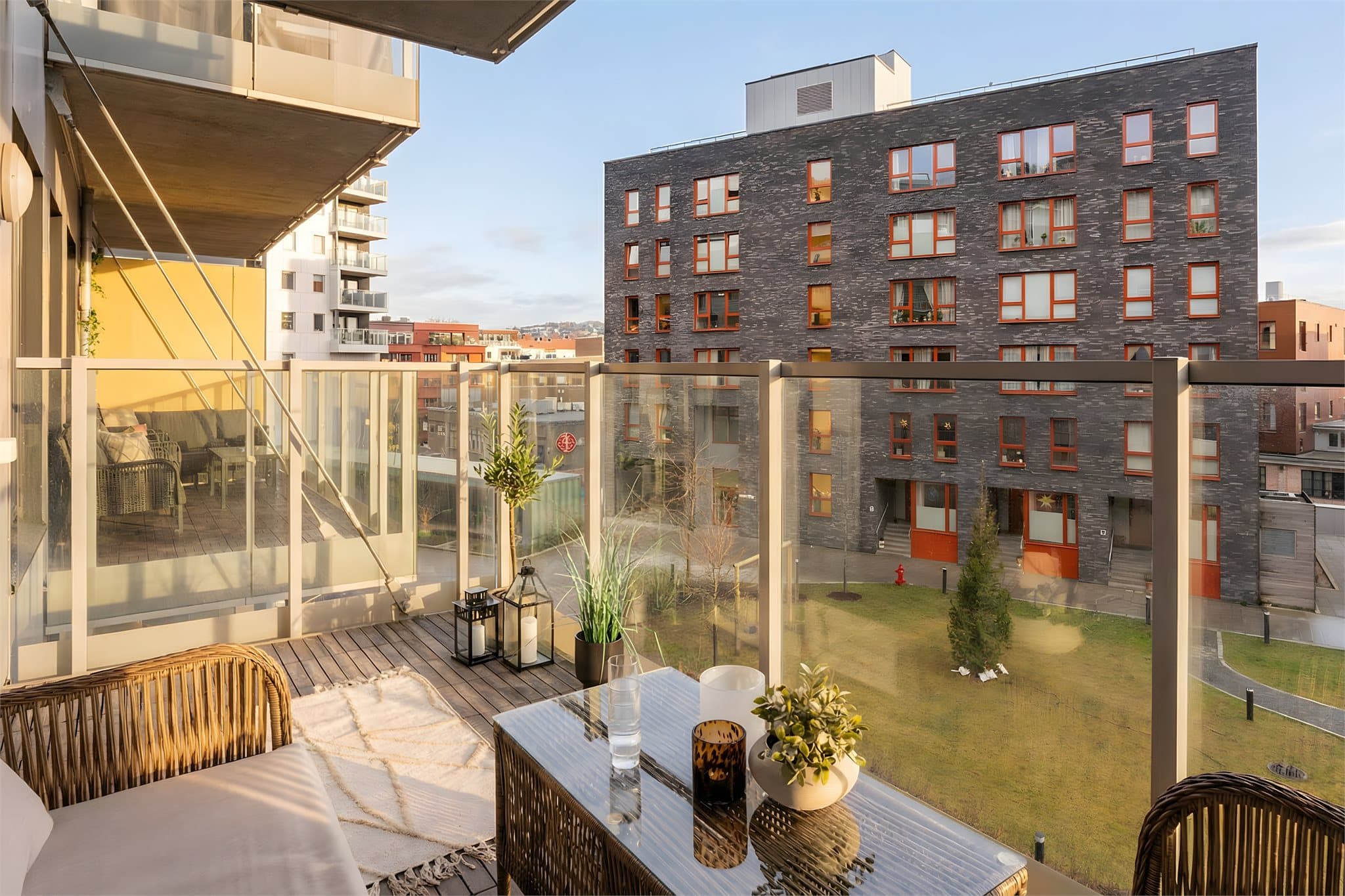 Balkongen er overbygget, og kan derfor også nytes utover sensommeren og høsten.