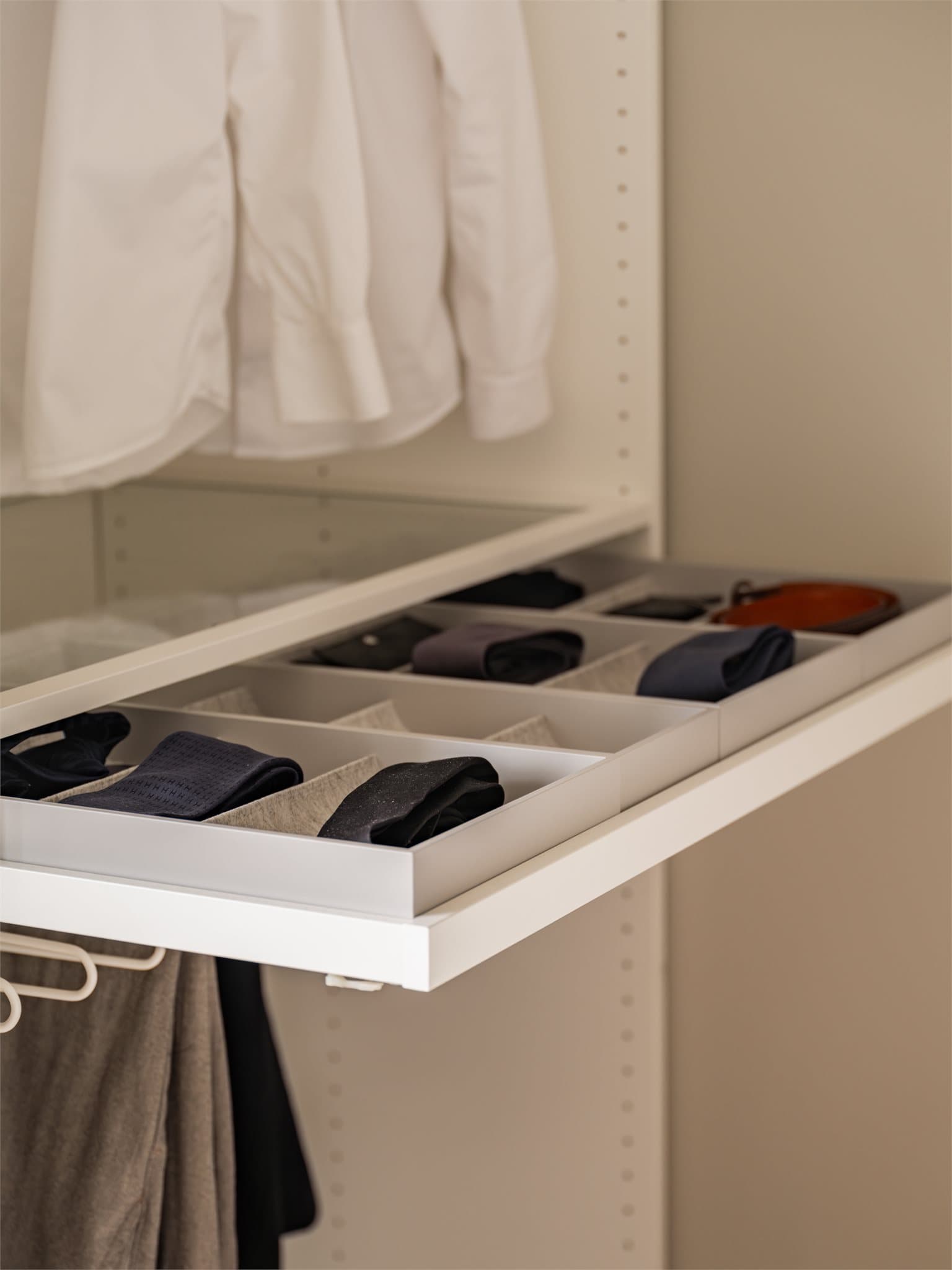 En praktisk garderobeløsning gjør det enkelt å ta vare på klærne dine på en vakker og praktisk måte.