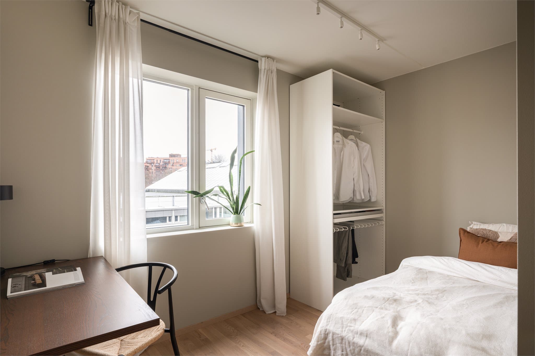 Rommet har en praktisk utforming med plass til seng, garderobeløsning og arbeidsplass - perfekt som barnerom, gjesterom eller hjemmekontor.