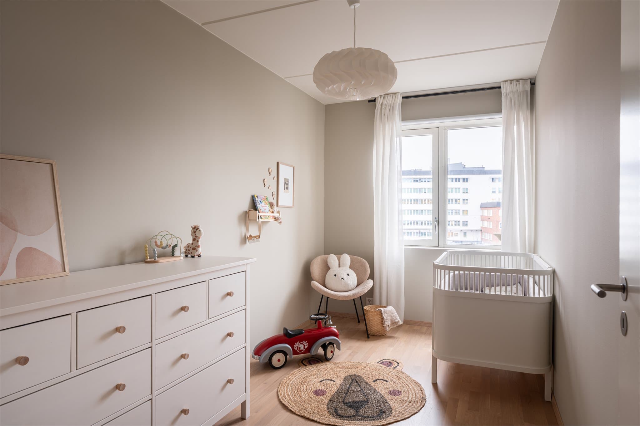 Barnerommet er lyst og trivelig med behagelige fargetoner.