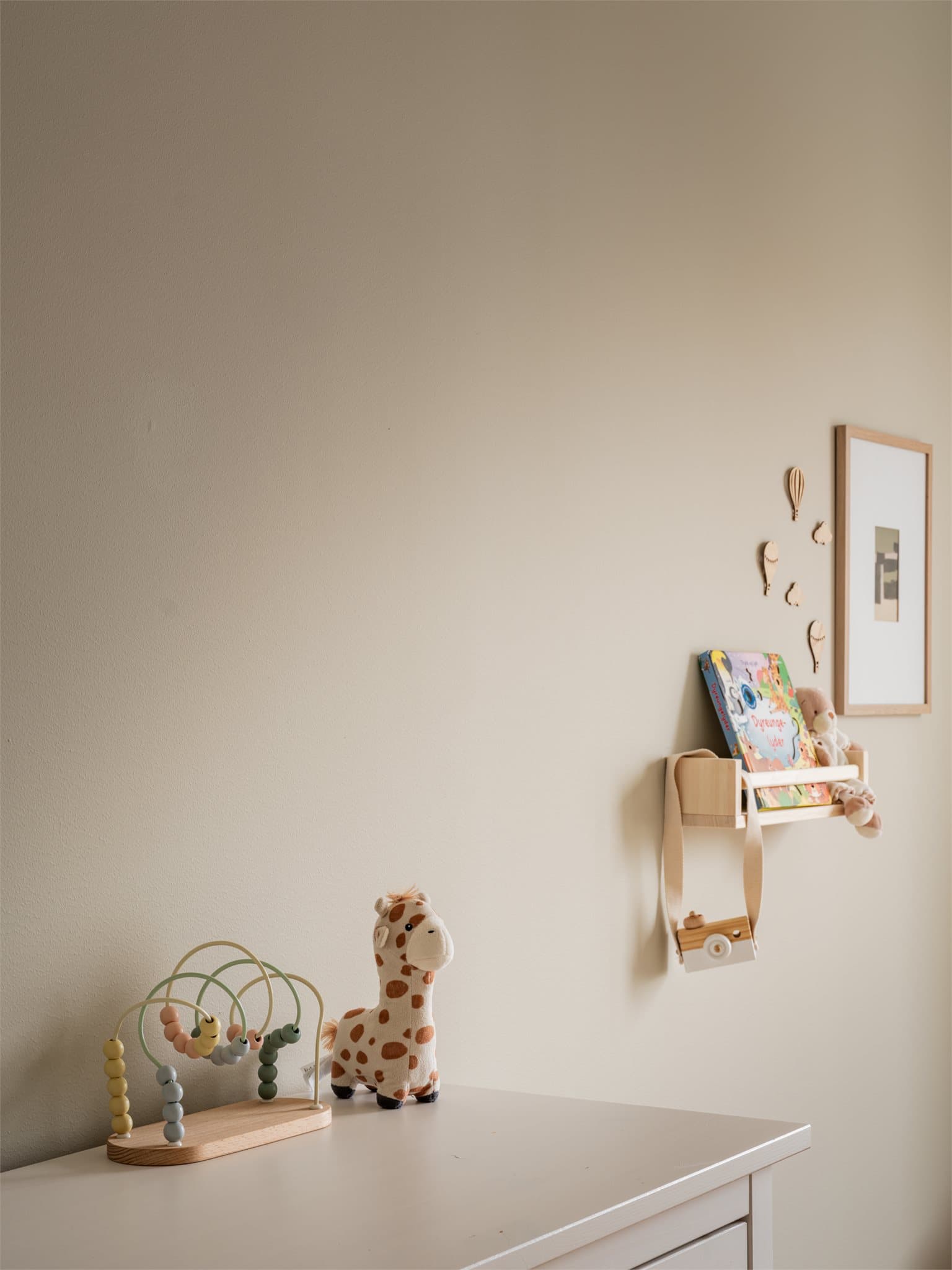 Rommet har en fin størrelse med plass til seng, oppbevaring og lek, og kan enkelt tilpasses ulike behov og livsfaser.