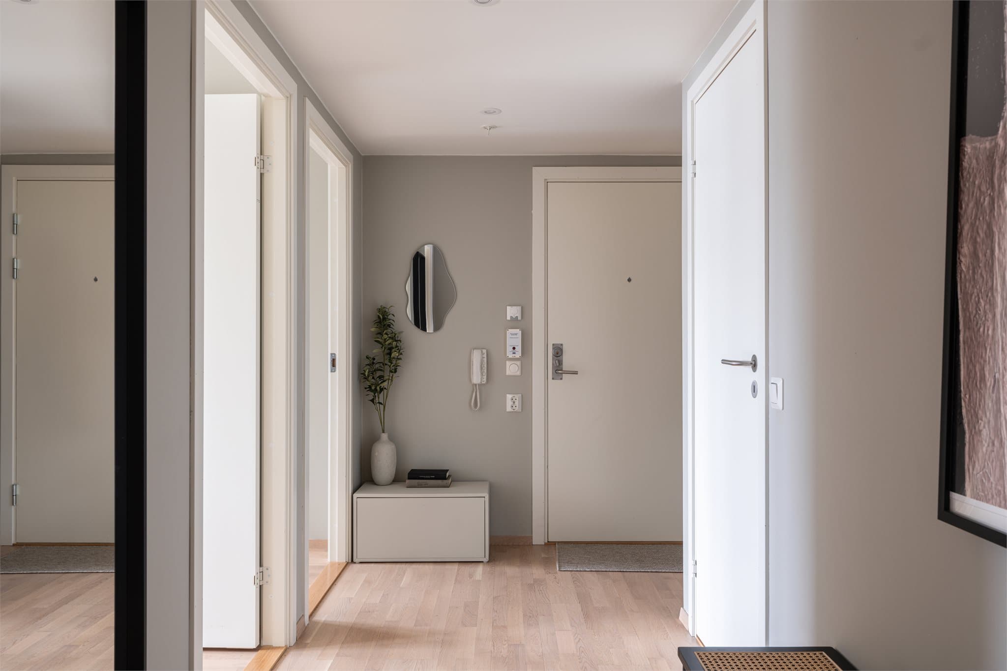 Her er det god plass til garderobeløsninger og oppbevaring, og en praktisk utforming som gir et ryddig førsteinntrykk.