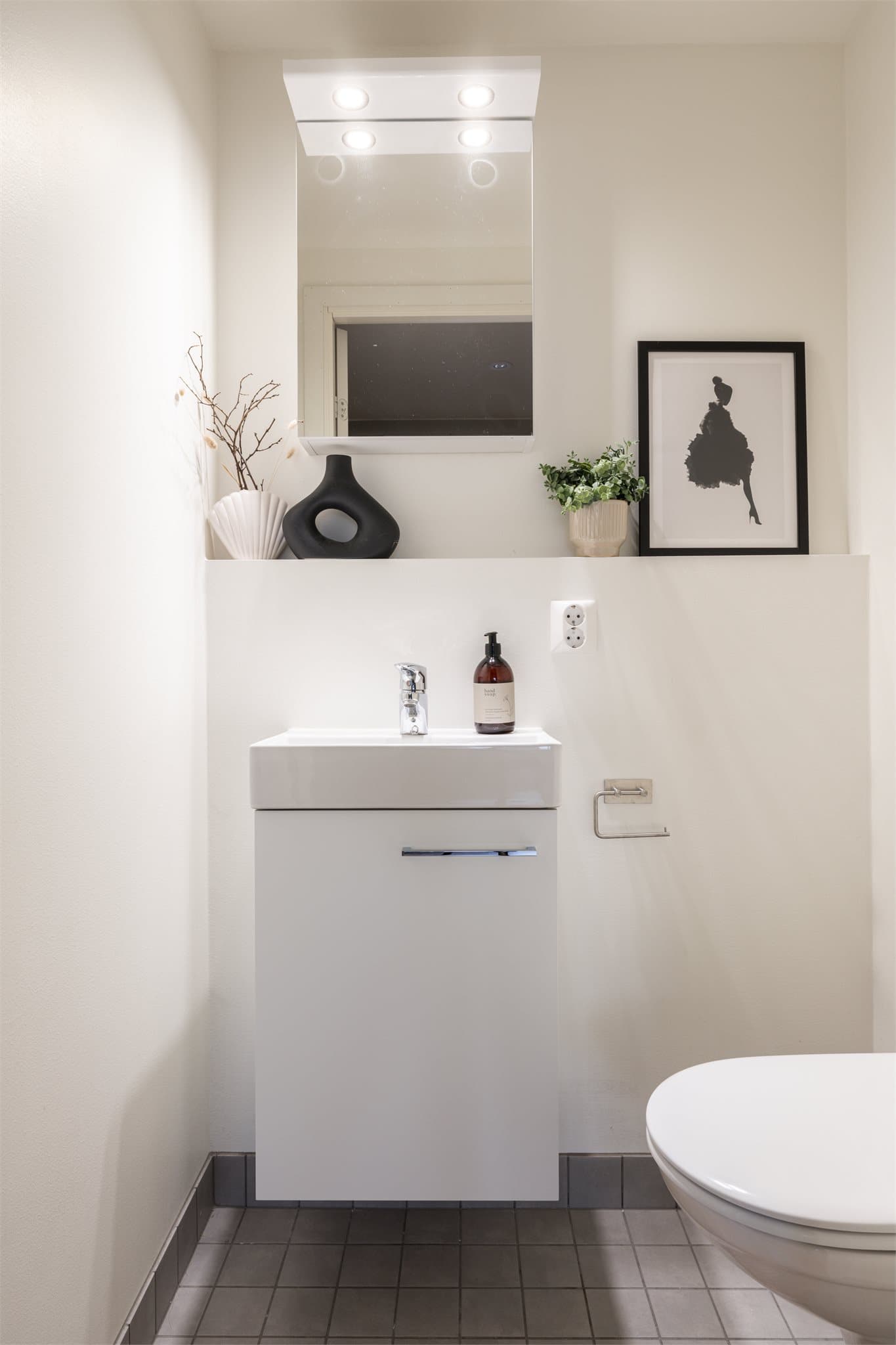 Praktisk separat toelttrom med vegghengt wc og moderne innredning.