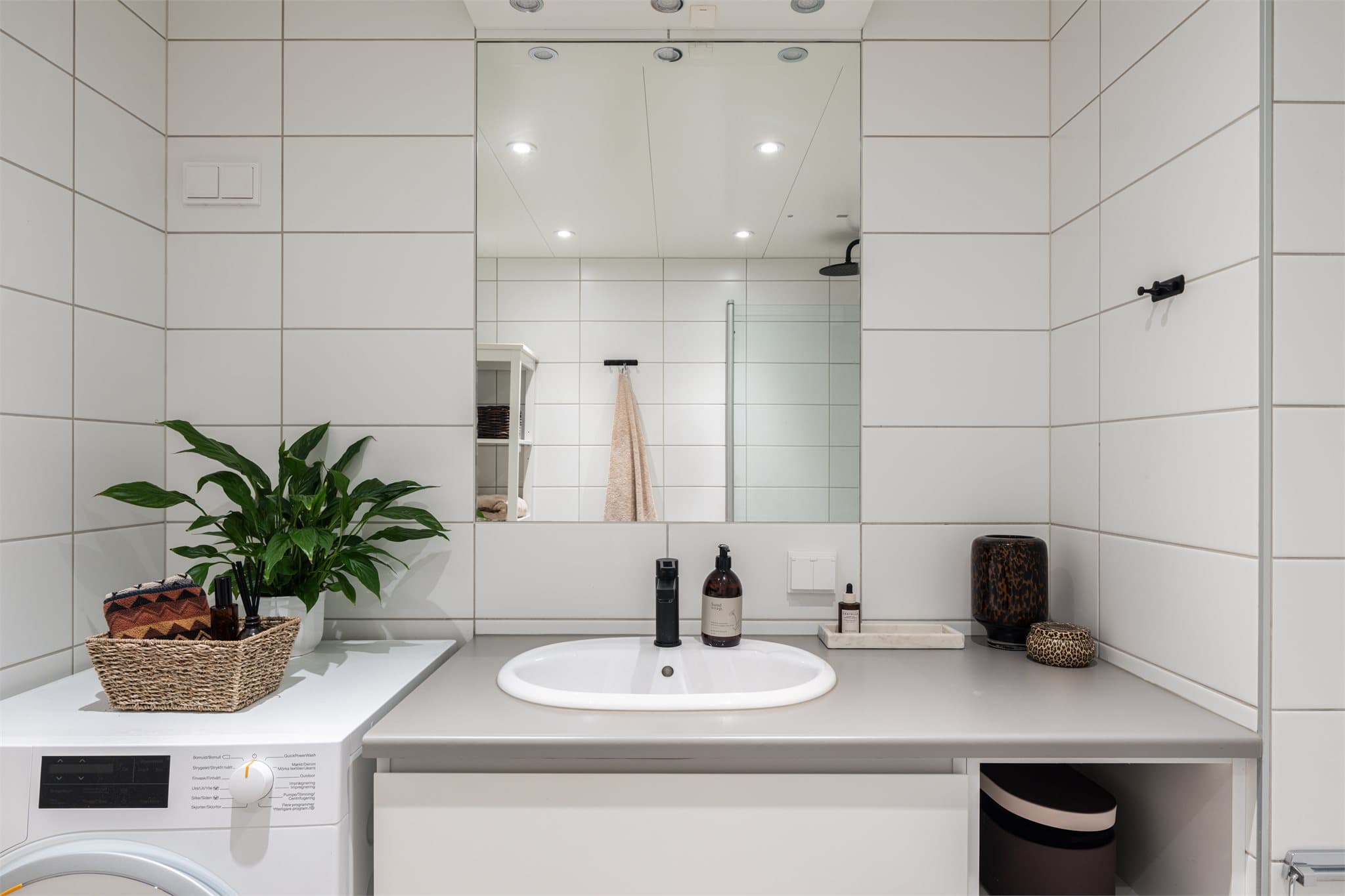 Praktisk plassering av vaskemaskinen gir en funksjonell baderomsløsning.