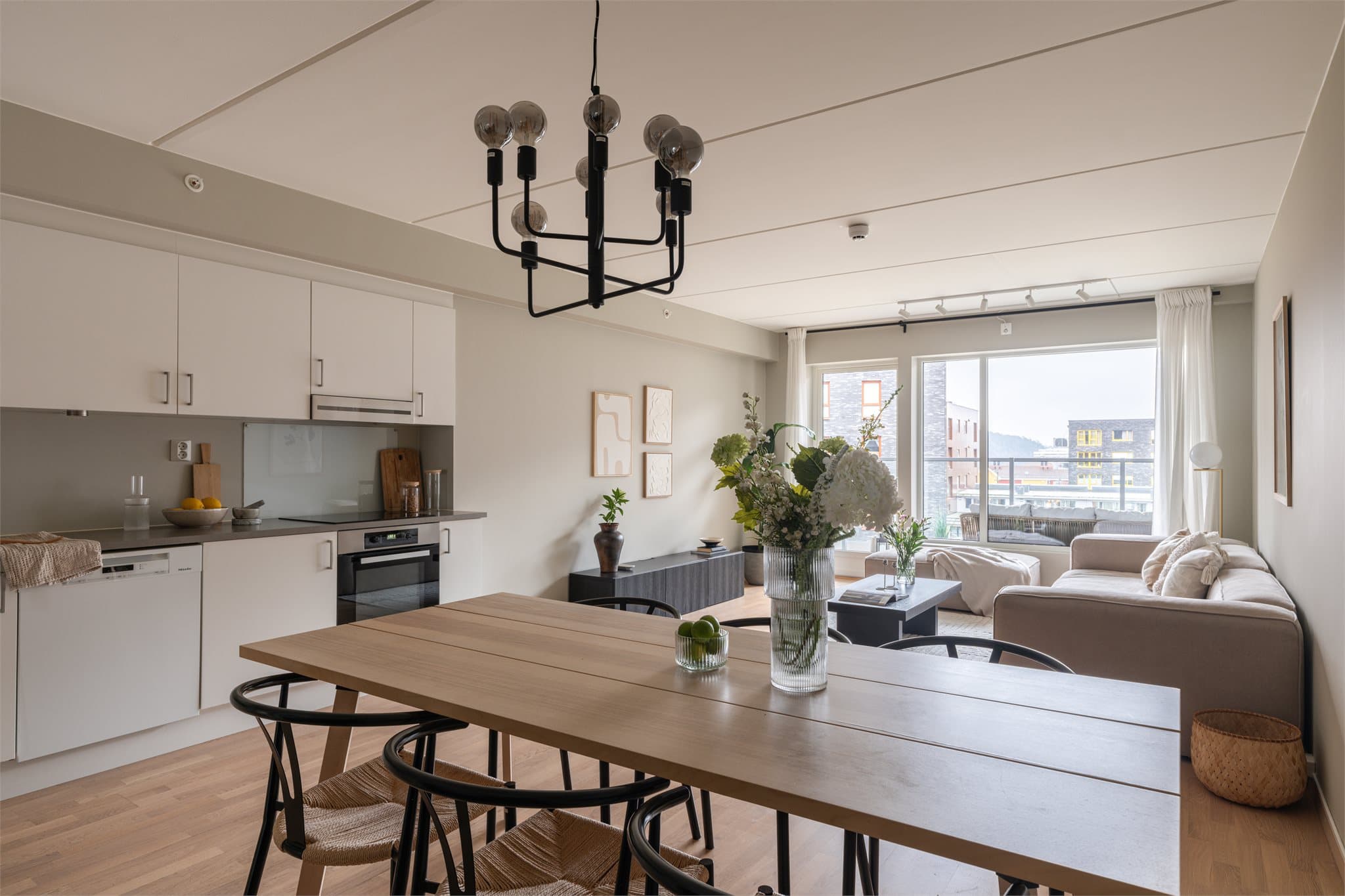 Et stort, flott oppholdsrom som inviterer til hygge.