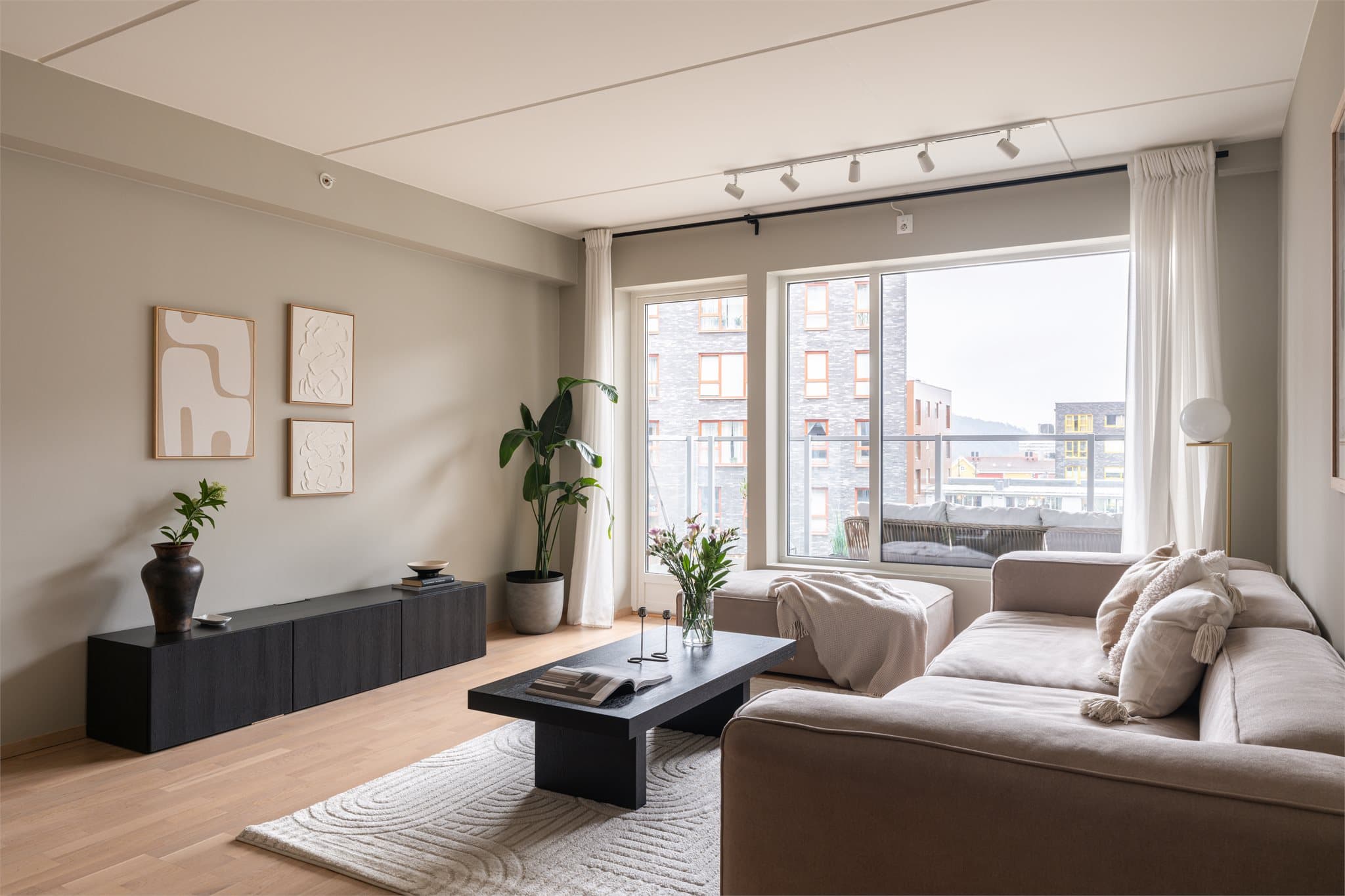 På gulvet er det lagt en 3-stavs parkett og det er vannbåren varme i alle rom.