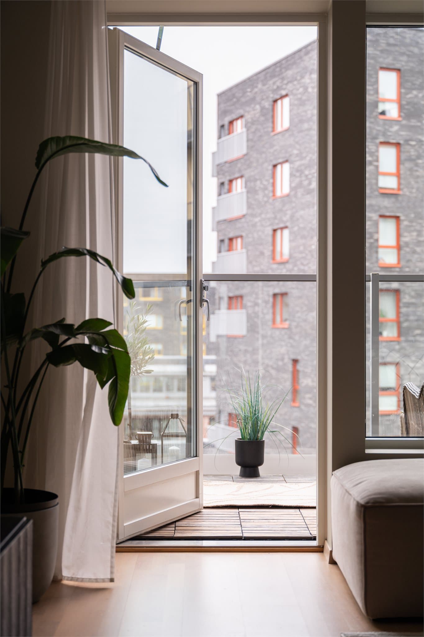 Herfra er det direkte utgang til deres nye uteplass.