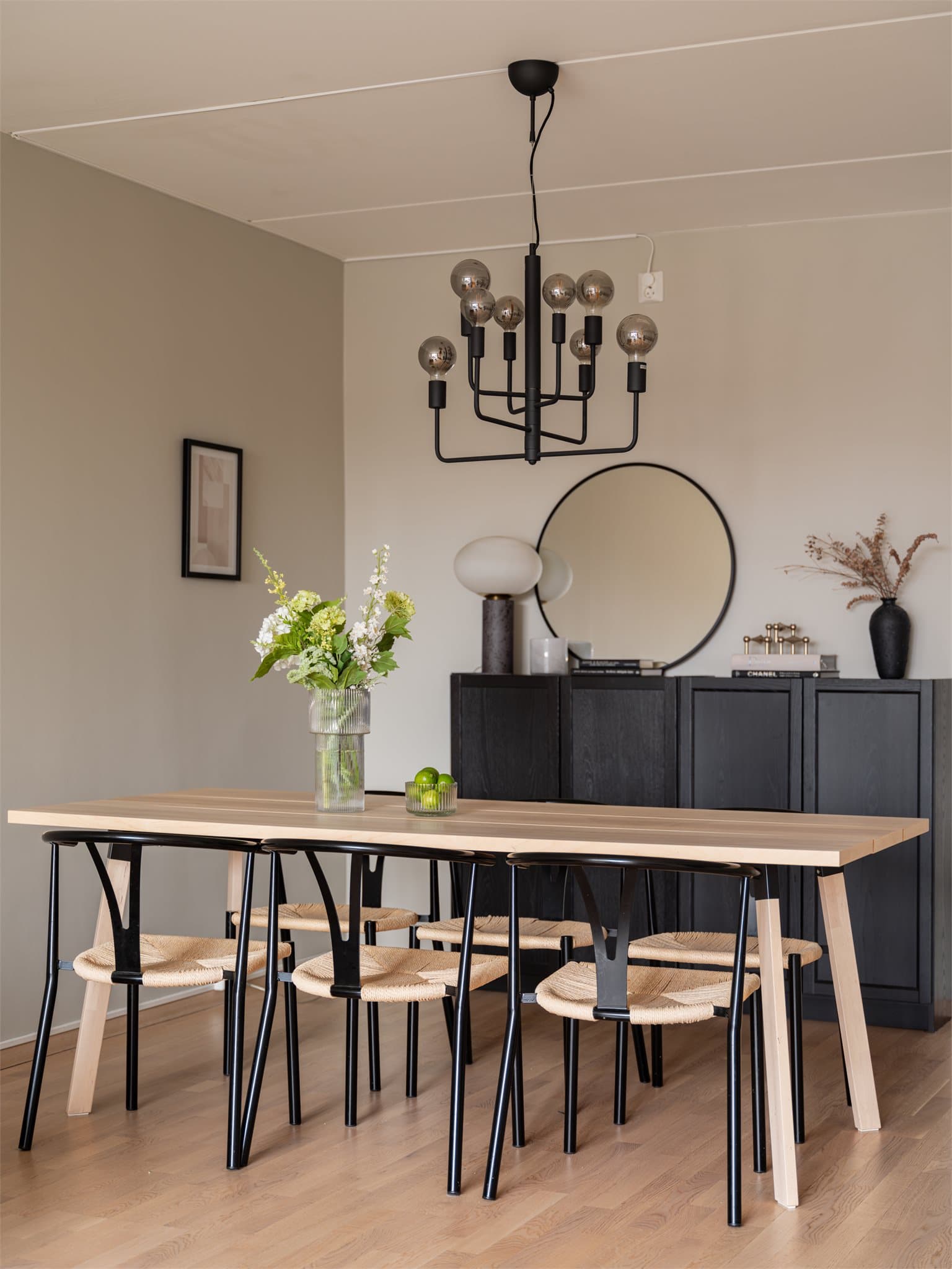 Spisegruppen får sin naturlige plass og inviterer til hyggelige middagsselskap.