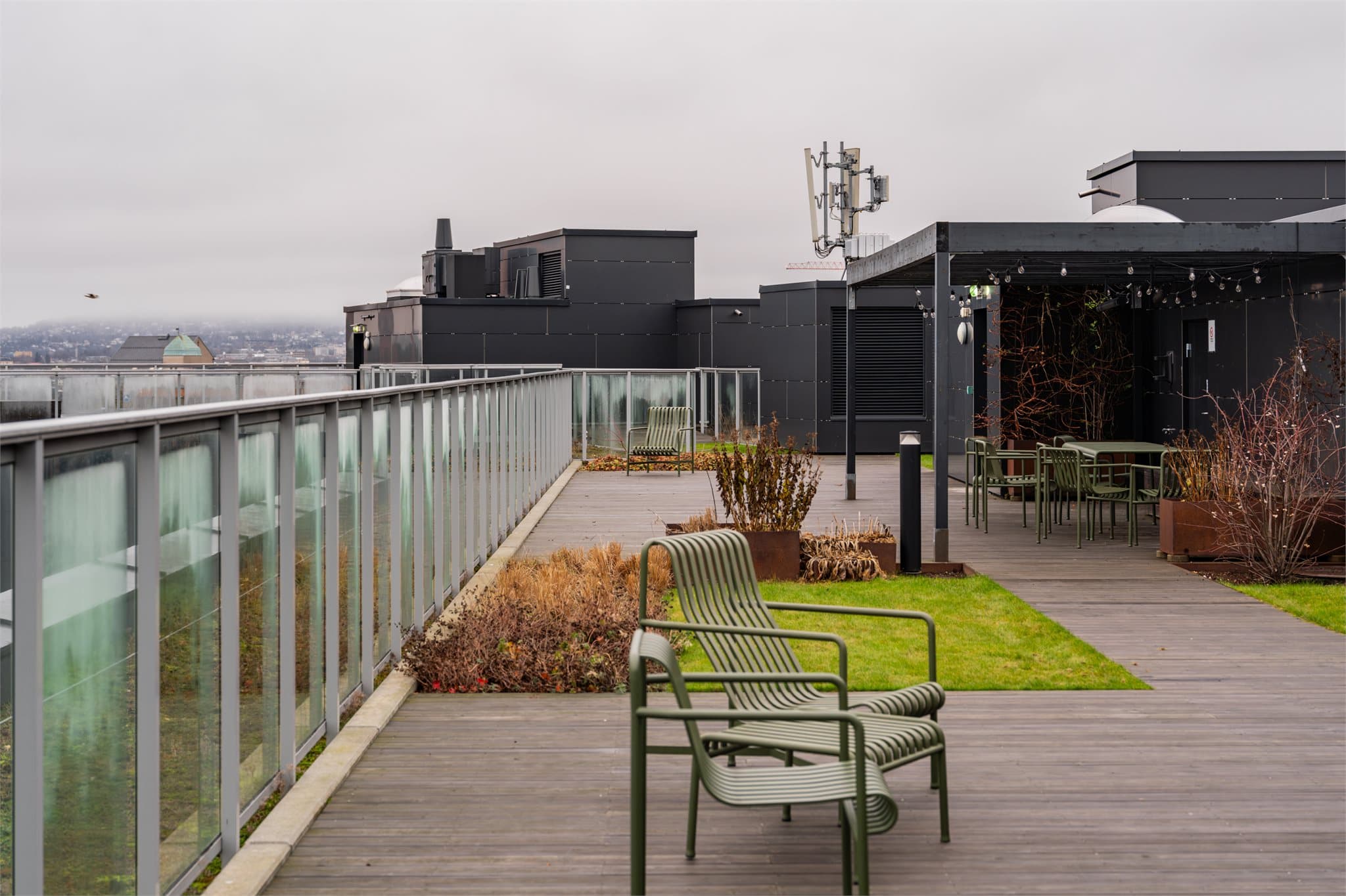 Stor, flott takterrasse med gode solforhold.