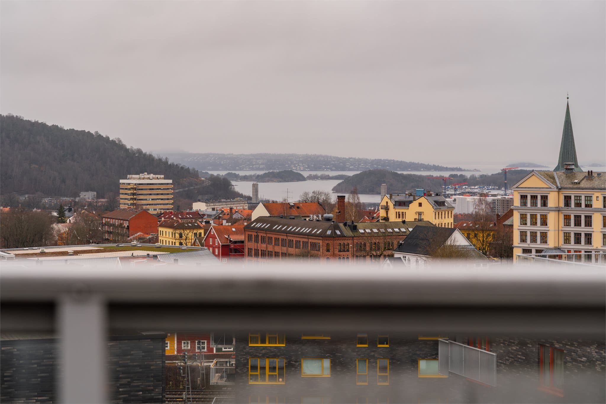 Her kan du nyte flott utsikt mot fjord og by.