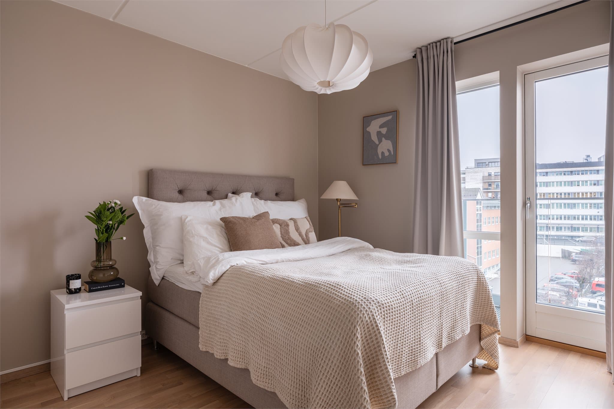 Delikat hovedsoverom med mye naturlig lys og god takhøyde.