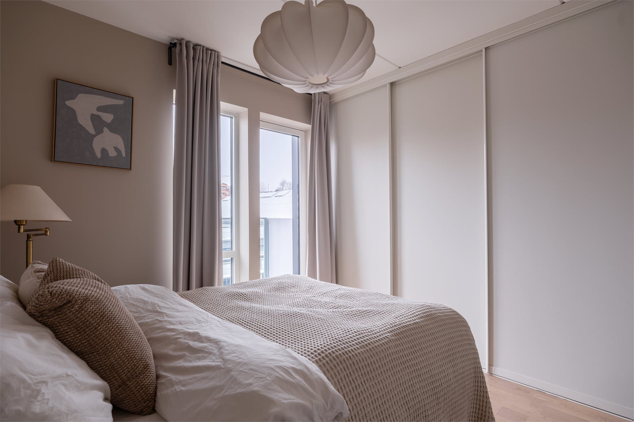 I tillegg en romslig garderobeløsning og direkte adkomst til en praktisk luftebalkong.