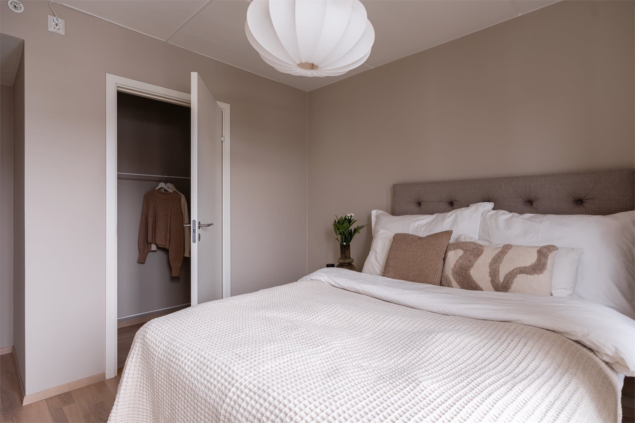 Hovedsoverommet fremstår lunt og innbydende, med behagelige fargetoner og god plass til dobbeltseng med nattbord på sidene.