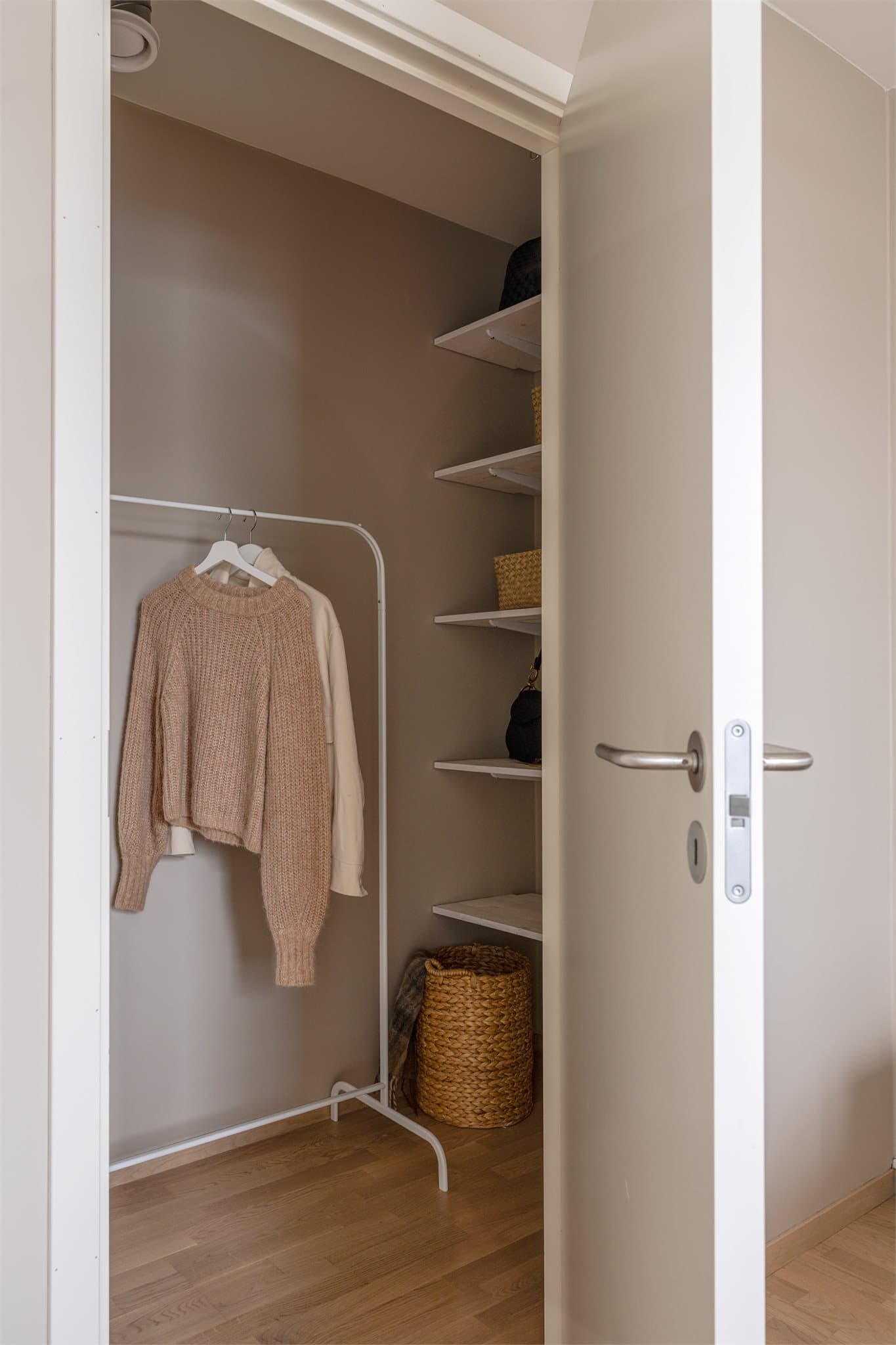 Rommet har et eget walk-in som byr på praktiske oppbevaringsløsninger.