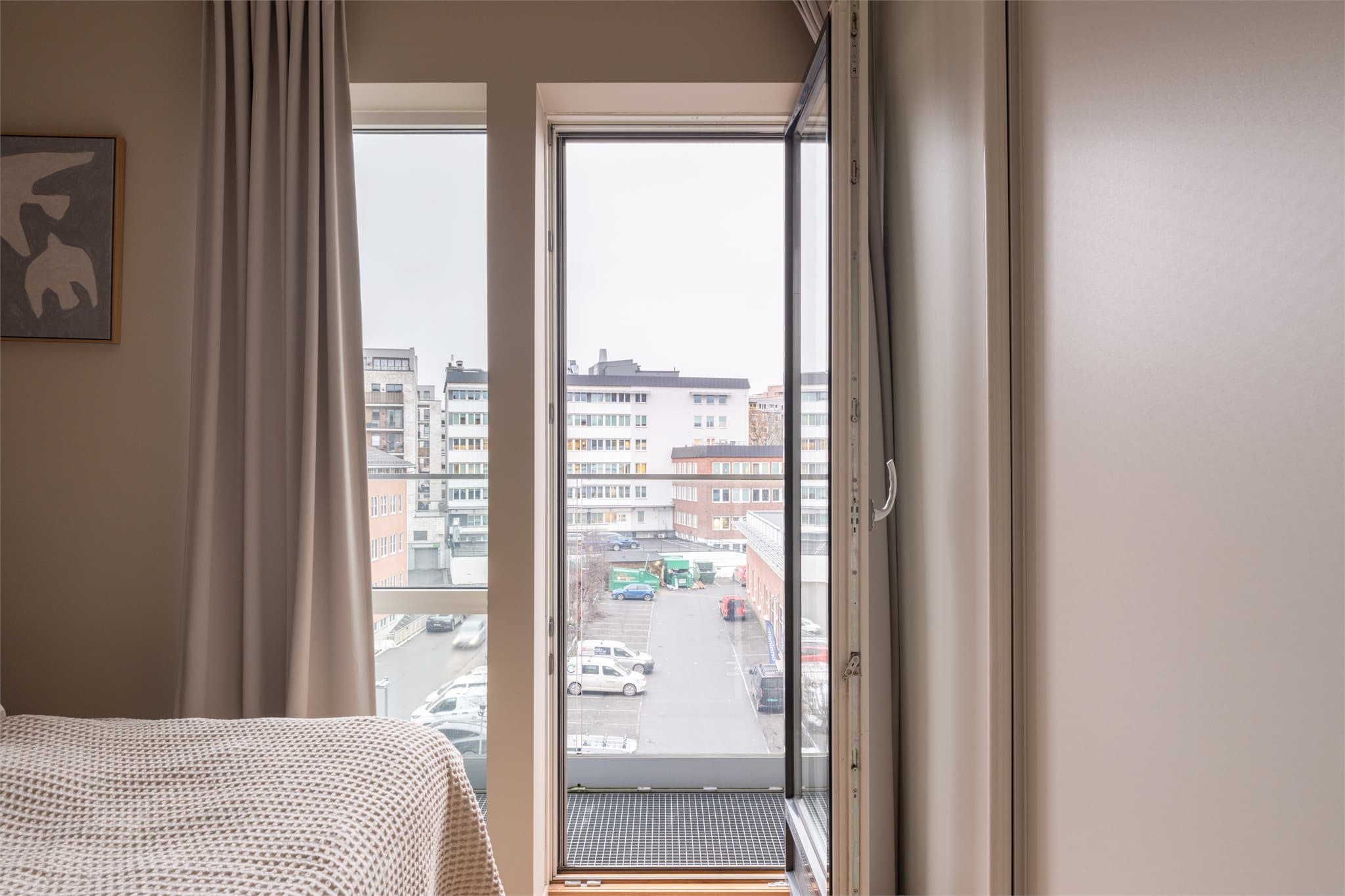 Frisk luft og masse lys slippes inn gjennom balkongdøren.