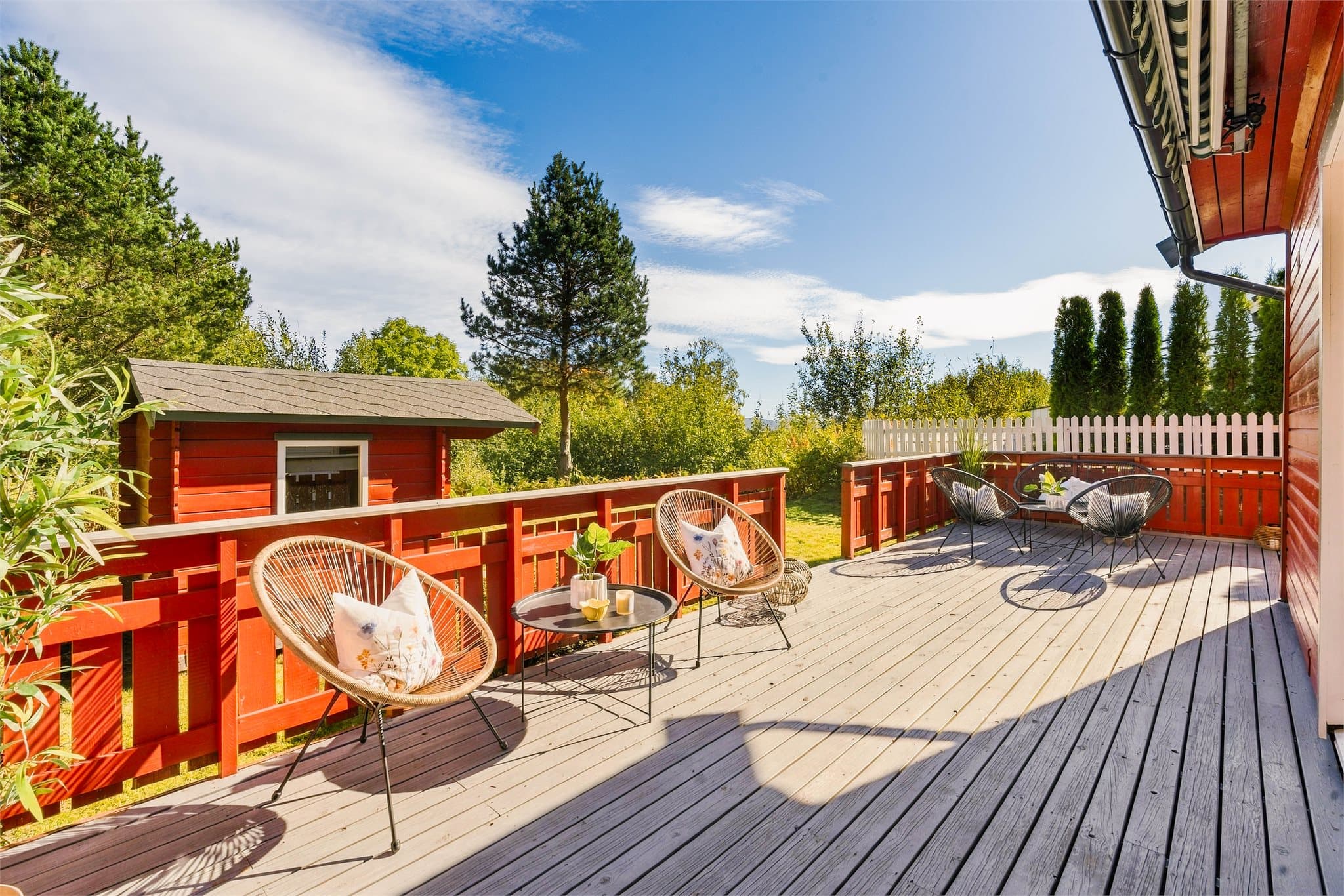 Rundt boligen er det terrasseplattinger på til sammen ca. 55 m², med uteområder mot øst, sør og vest. Her kan du nyte de gode solforholdene.