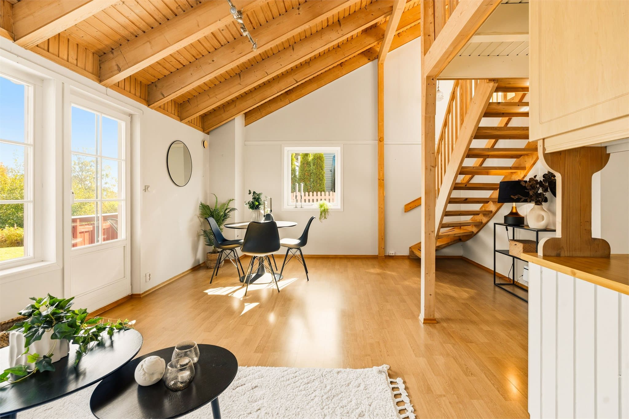Rommet har naturlige soner for både sofa- og spisegruppe.
